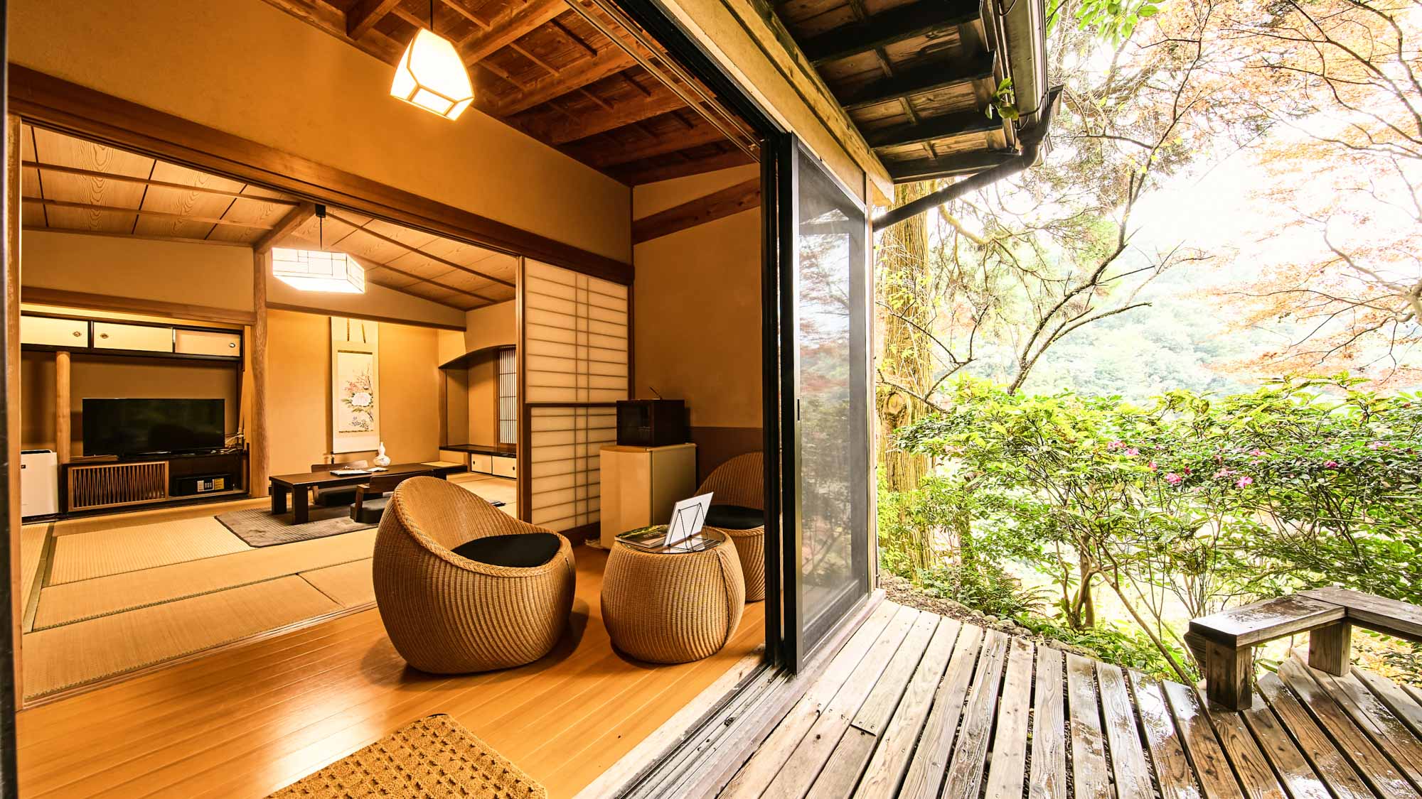 【露天風呂付角部屋】こぢんまりとした角部屋です