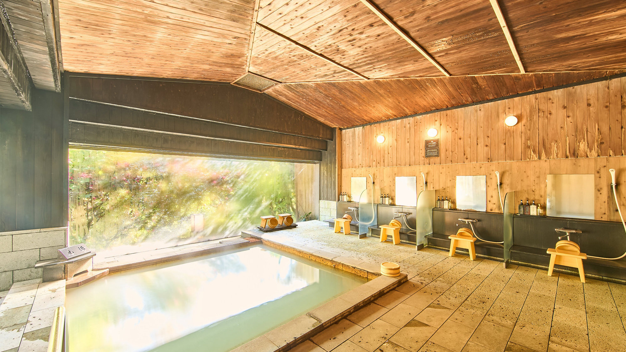 【大浴場】やわらかな湯室とひのきの浴槽の感触が心地よい内風呂