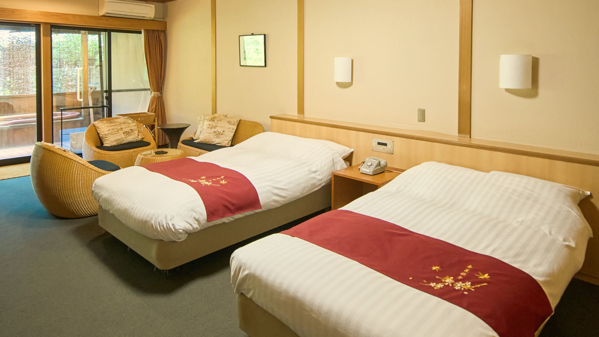【露天風呂付洋室一例】和の雰囲気を残したあたたかみのある洋室。足腰に優しい、ベッドのお部屋です