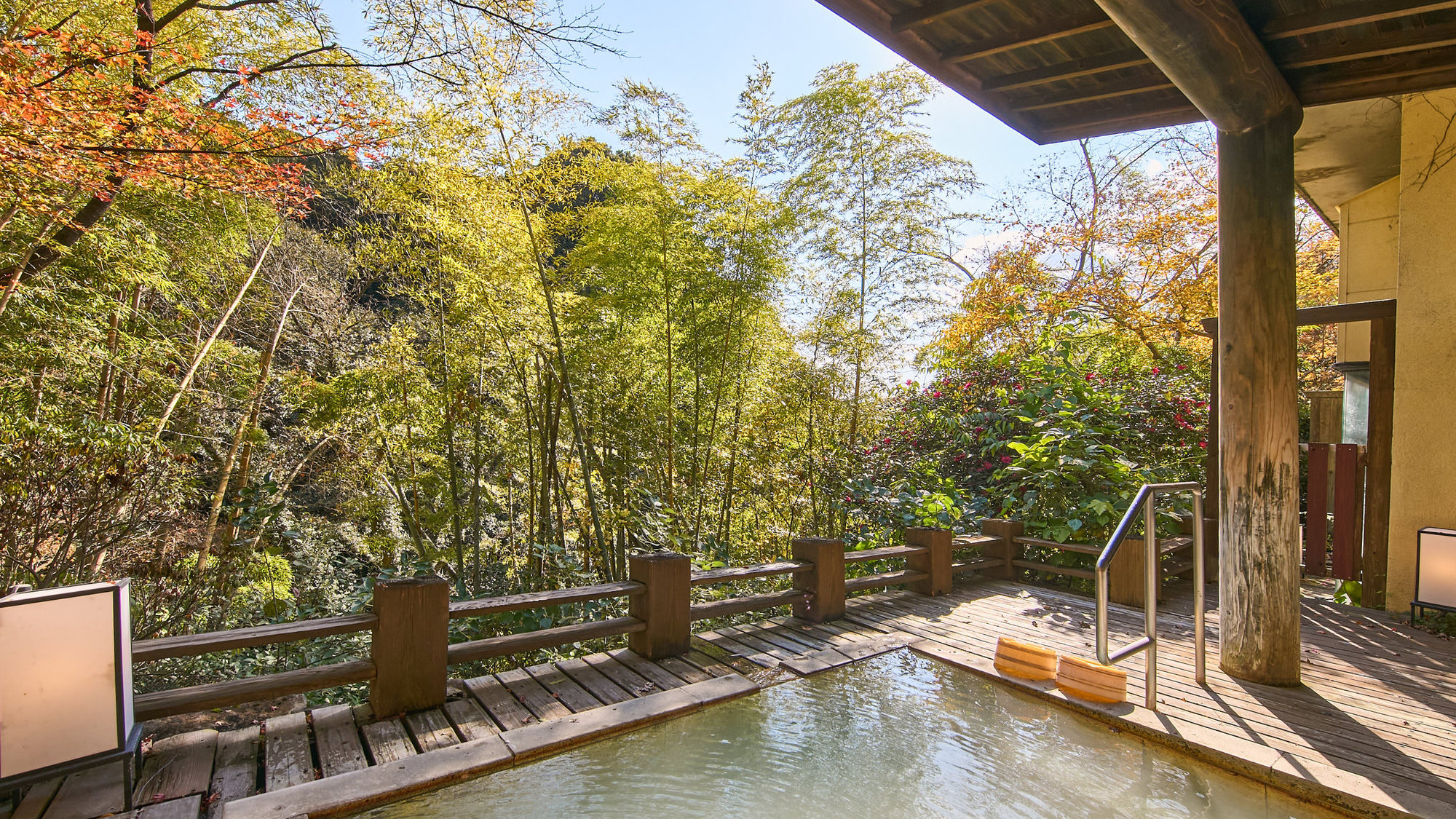 【大浴場】四季折々の自然を楽しめる露天風呂