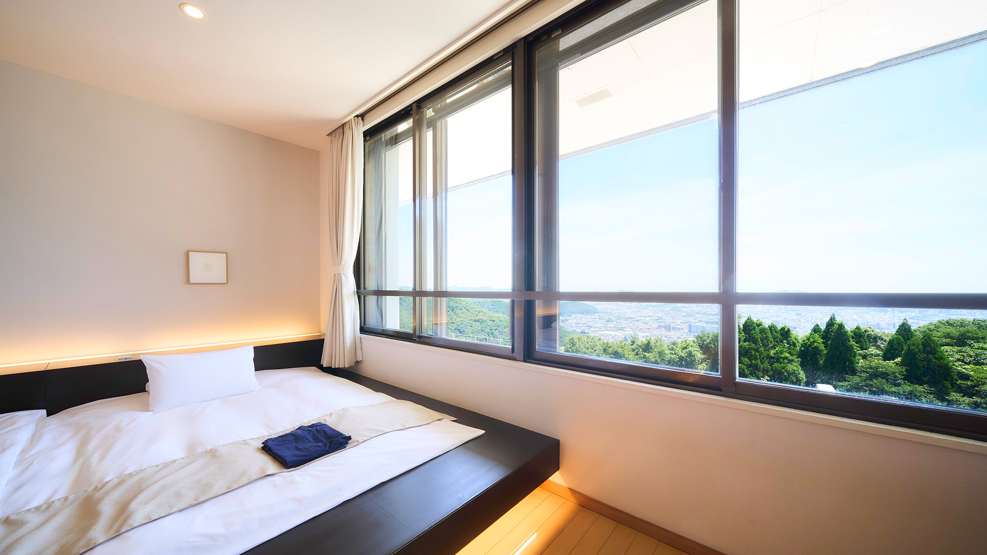 ・【トリプル】播磨平野を一望できるお部屋で、ご家族やご友人とゆったりお過ごしください