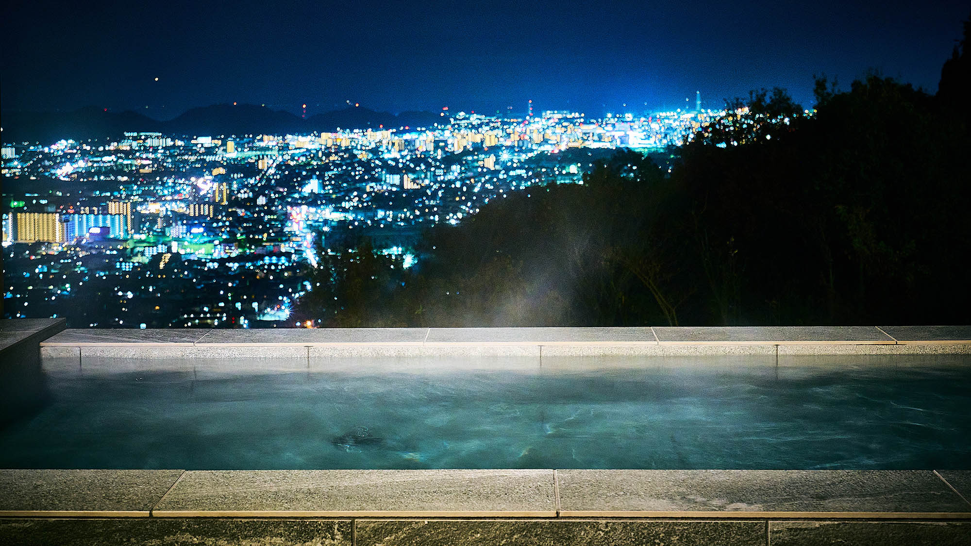 ・【共用サウナ付露天風呂（男性専用）】煌びやかな夜景を眺め、優雅なリラックスタイムをご堪能ください
