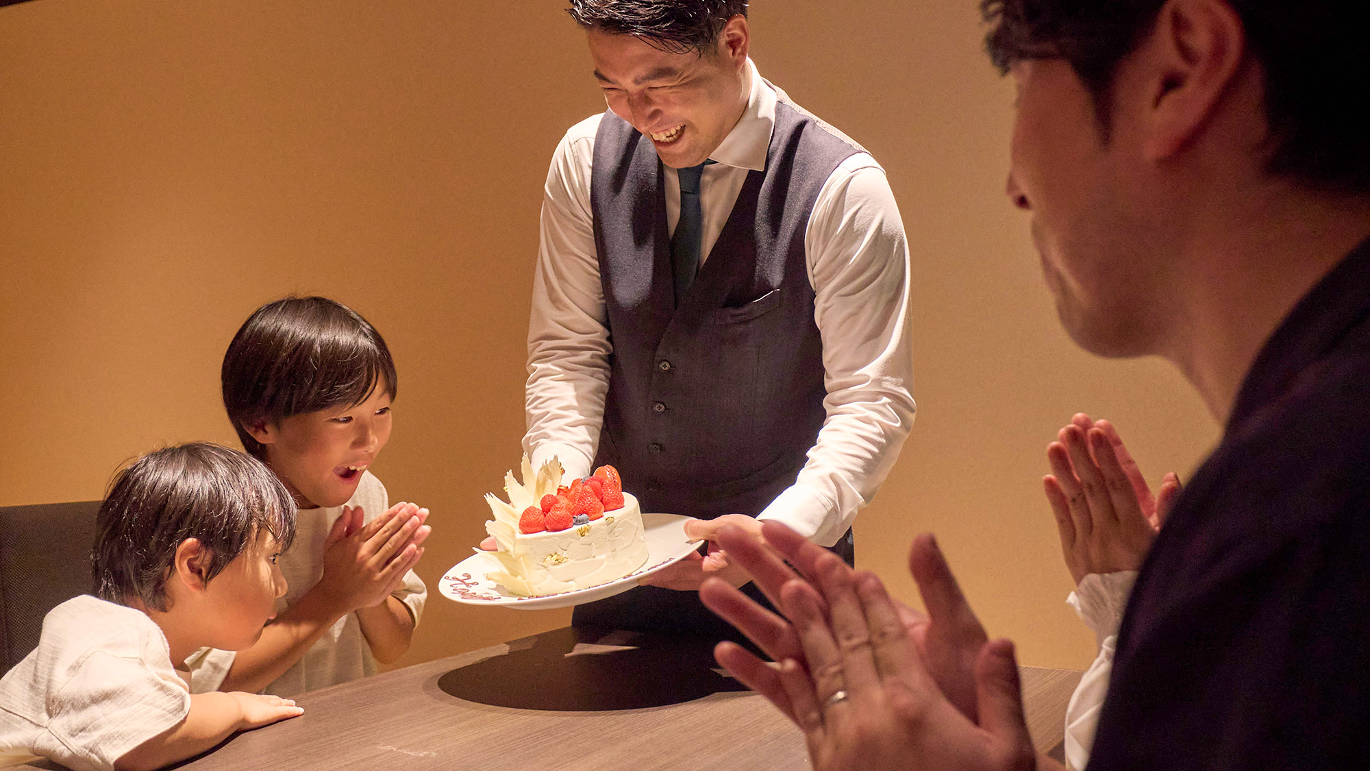 ・【アニバーサリーケーキ】ケーキを前にするとみんなニッコリ。自然と笑顔がこぼれる幸せな時間
