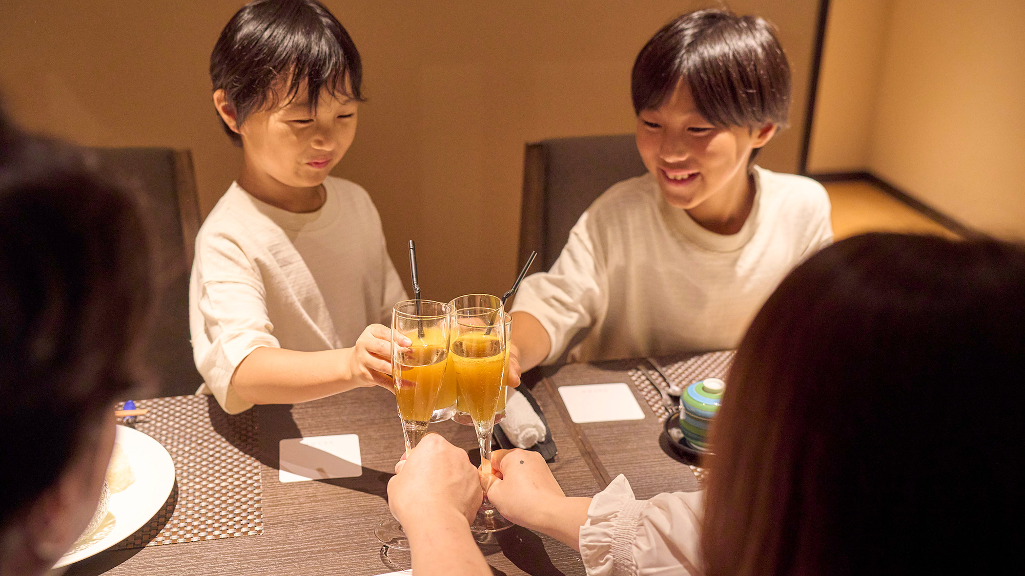 ・【夕食】お子さんはオレンジジュース、パパママはシャンパンでかんぱ～い！