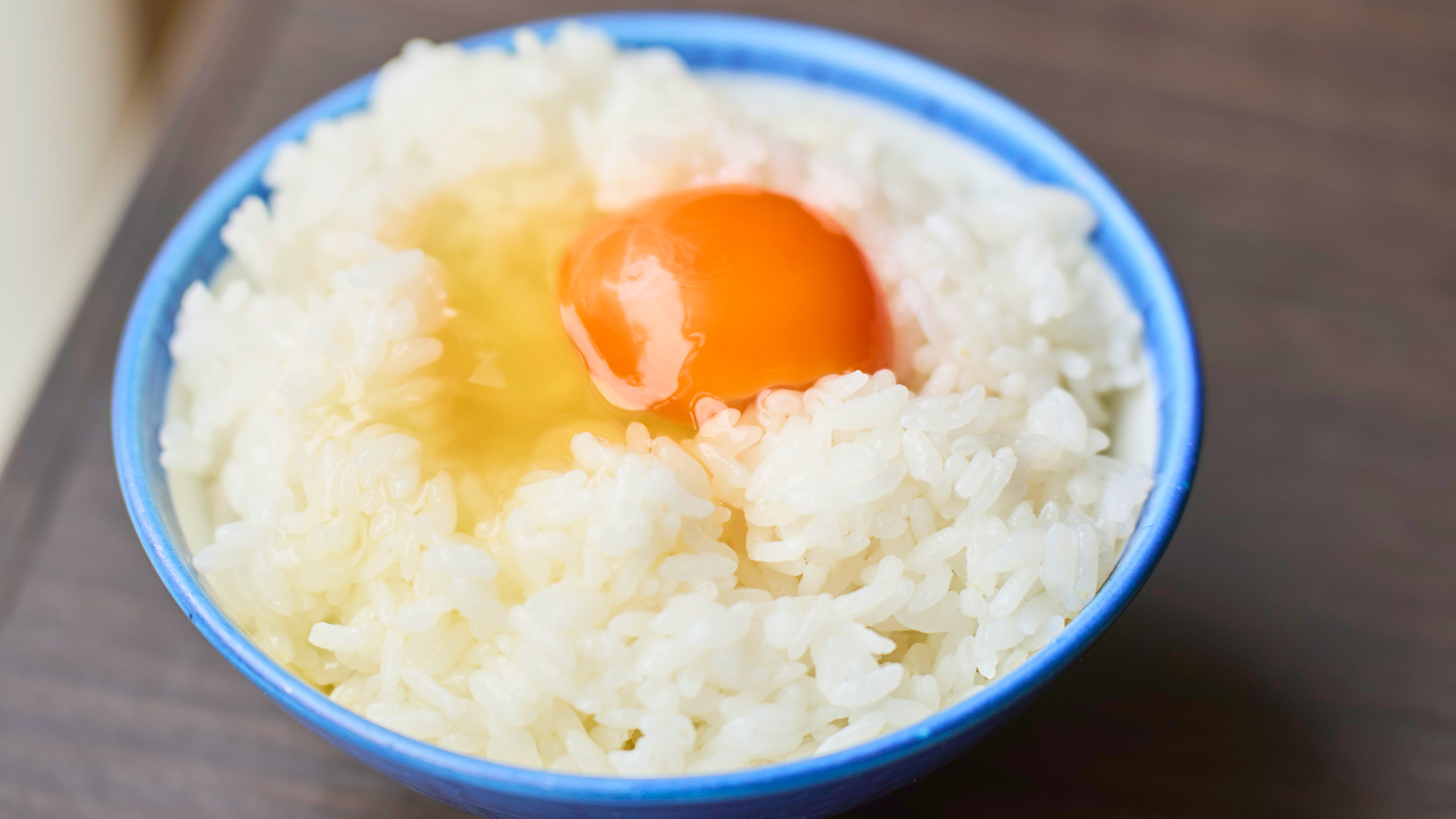 ・【朝食/大人】神埼郡市川町で育った鶏の卵をご飯にのせて。ご飯と卵、お味噌汁はお替り自由です