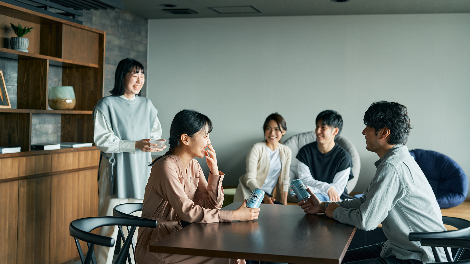 ・【絶景バレルサウナ付スイート】広いリビングは大人数で集まるのにピッタリ