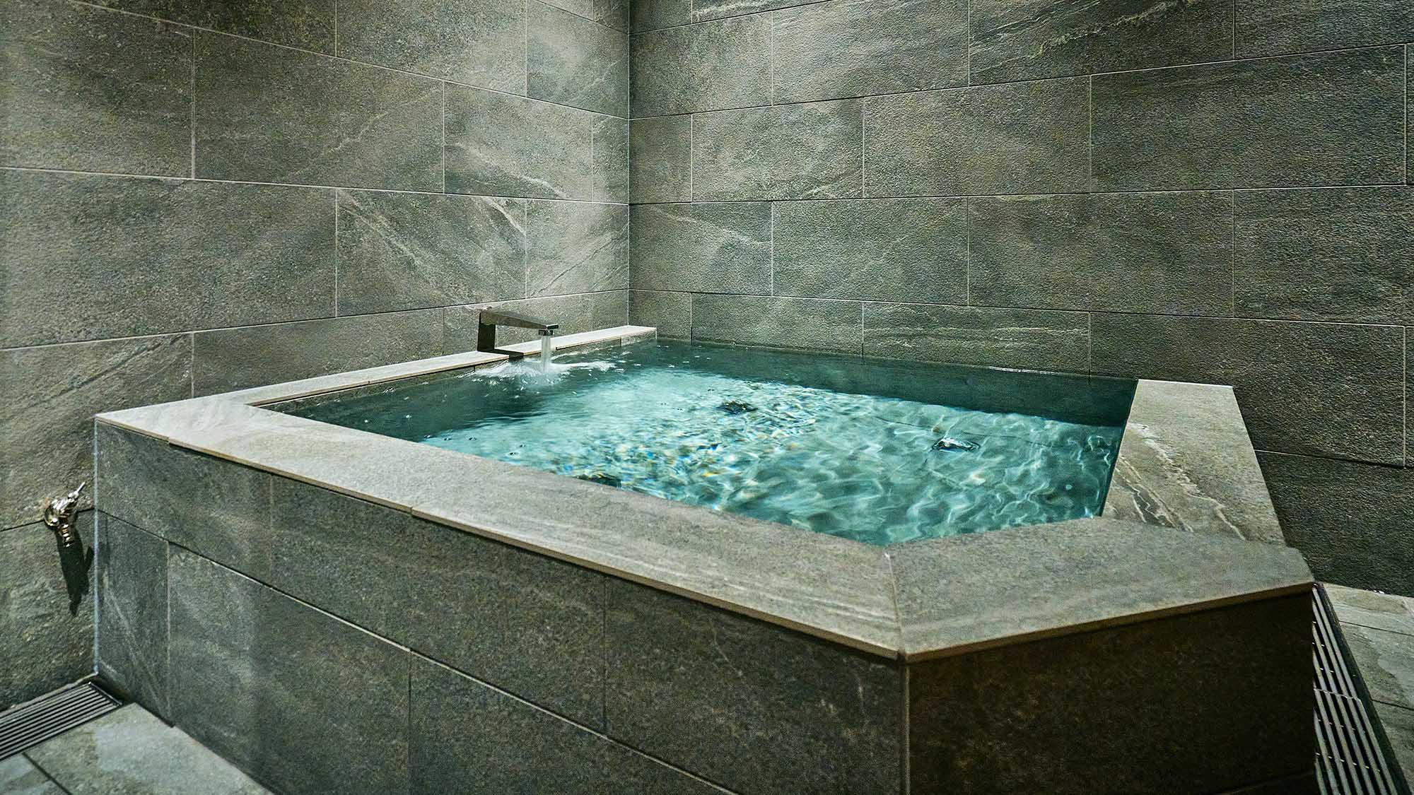 ・【共用サウナ付露天風呂（男性専用）】すっきりとしたデザインの水風呂でクールダウンしていただけます