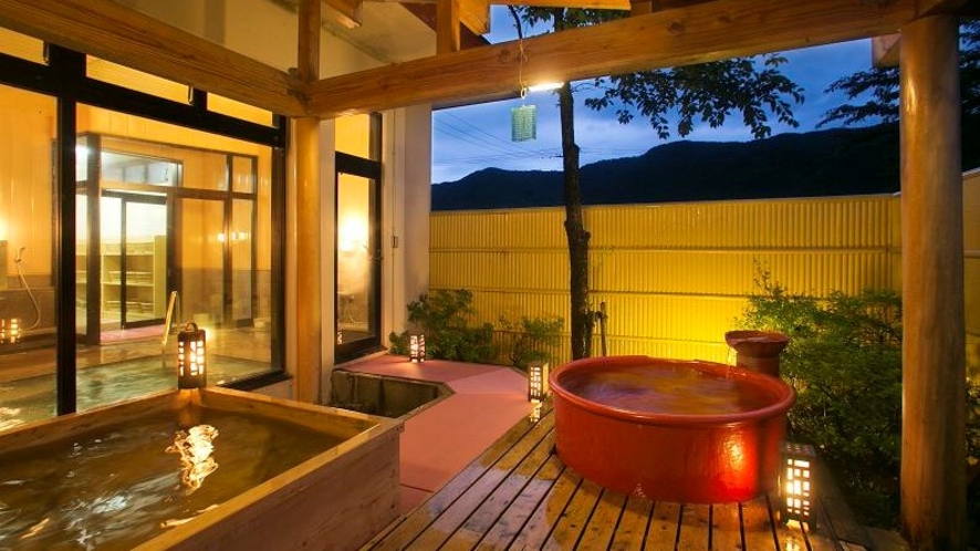 女性　露天風呂　信楽焼の陶器風呂と高野槇の檜風呂　2種類