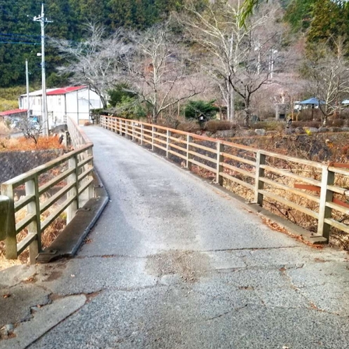 非推奨：ナビ道順（１１）そのまま橋を渡ってください。※かなり道幅が狭くなります。