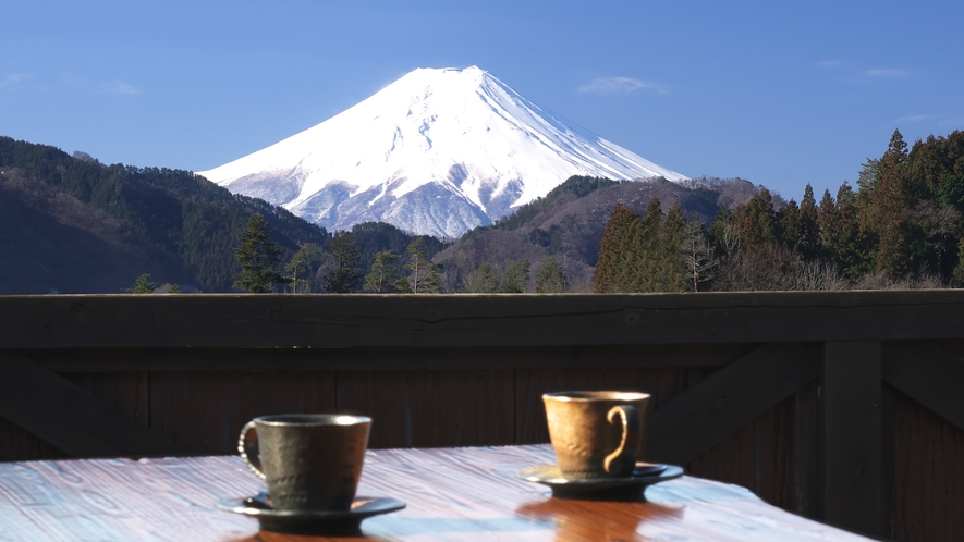 弥生の舞工場の富士見テラスでは絶景の富士山を眺めながら温泉水で淹れたコーヒーをどうそ。