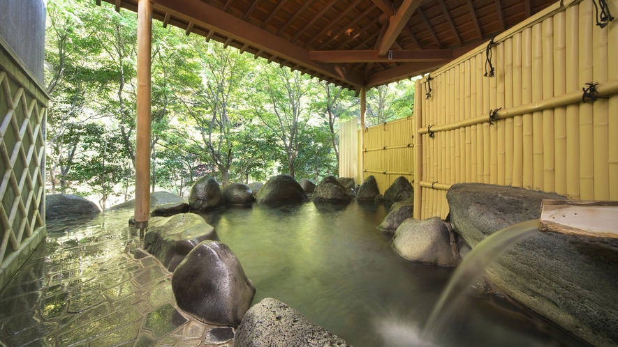 【男性大浴場】豪快な石造りの露天風呂、森林浴と温泉浴を！