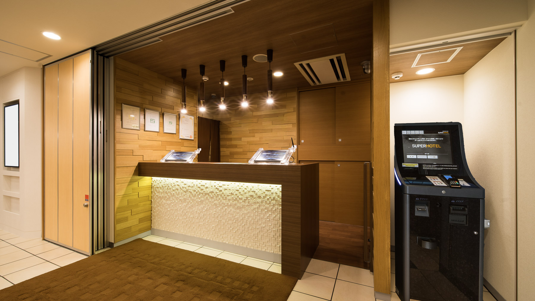 「おかえりなさいませ」こちらでチェックインをお迎えします