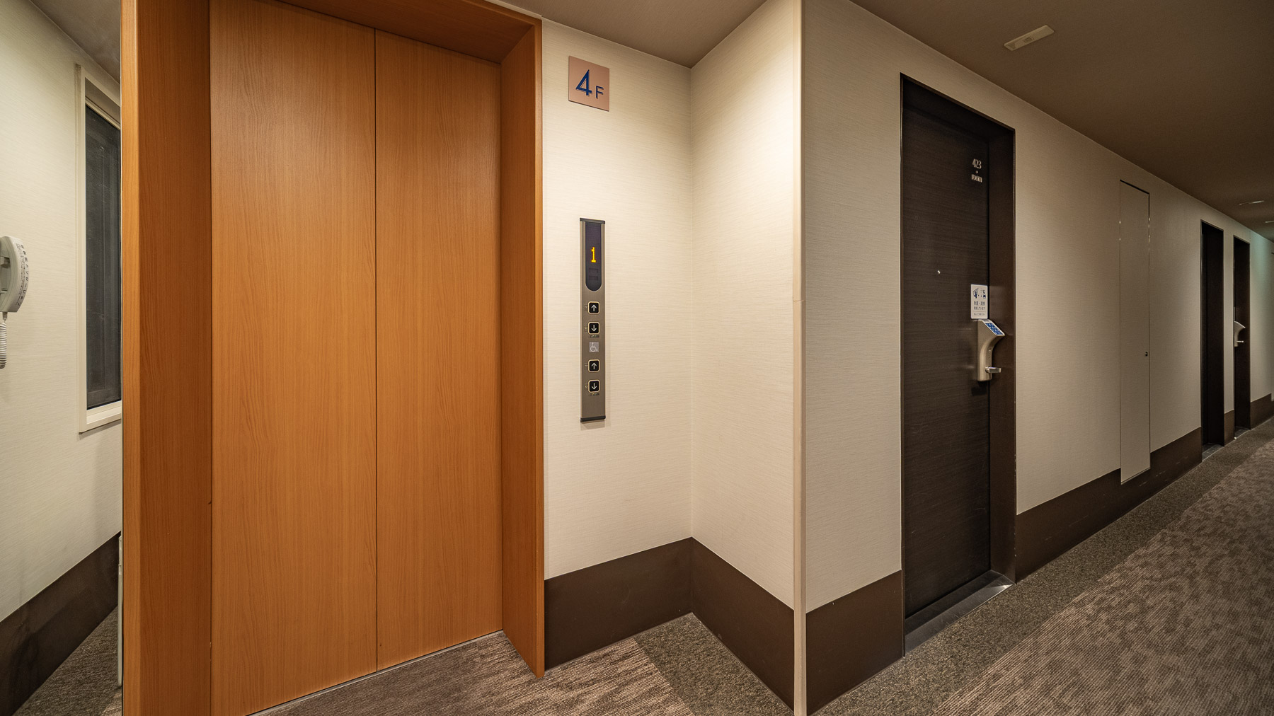 各階のエレベーター付近です