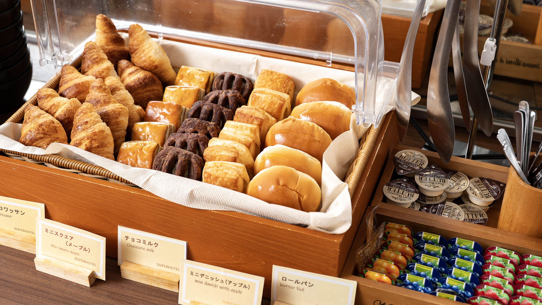 パンも数種類ご用意しております