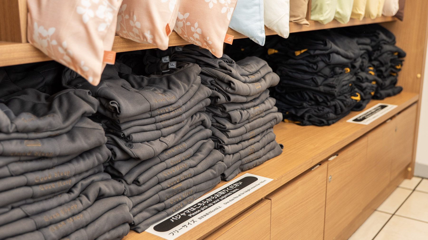 パジャマはフロント前からお持ちくださいませ