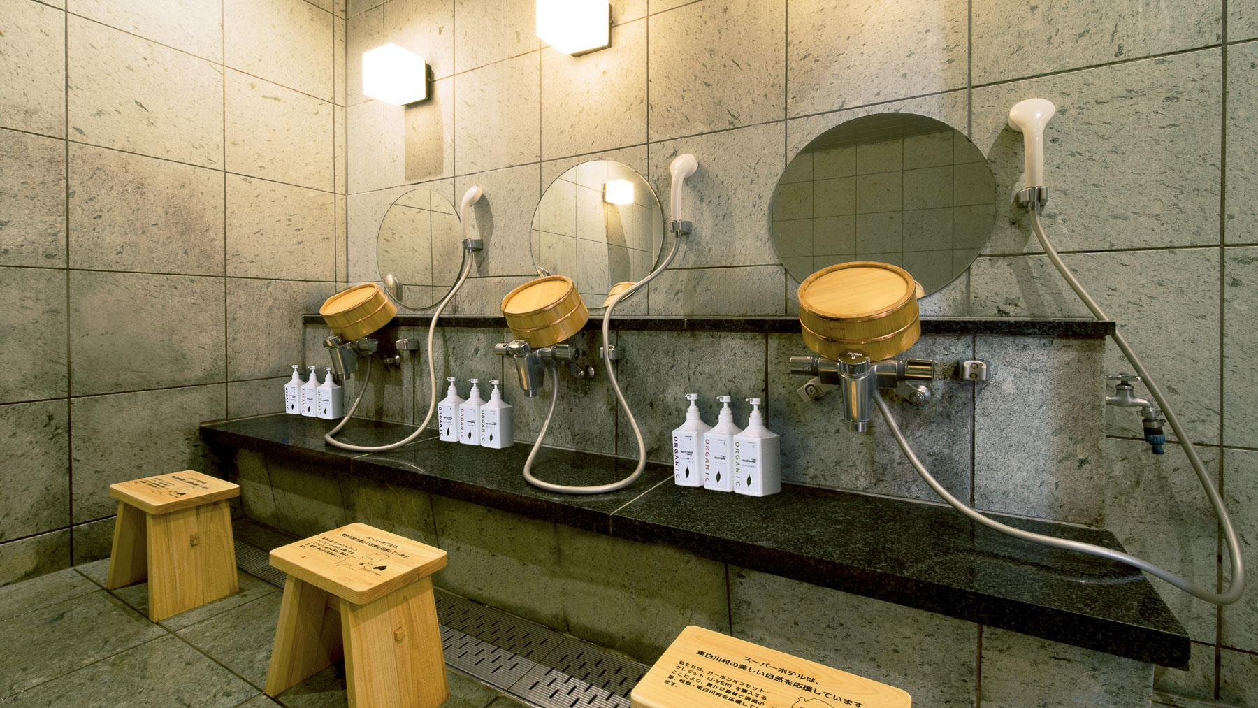 スーパーホテルオリジナルのノンシリコンシャンプー類完備♪洗い場の椅子・桶にも国産のヒノキを使用