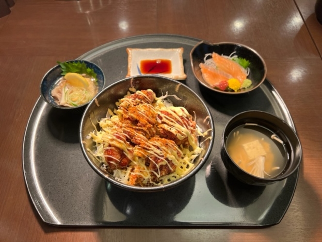 夕食レストラン＊ピリ辛鶏マヨ丼定食＊（お刺身＋小鉢付）