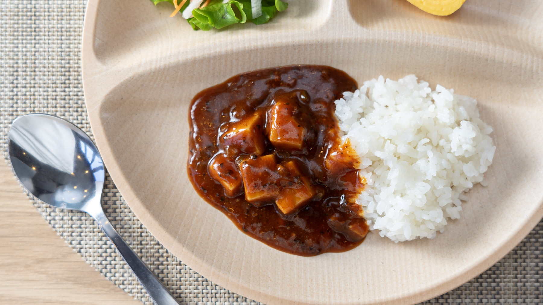 マーボー豆腐はご飯にかけても相性抜群♪