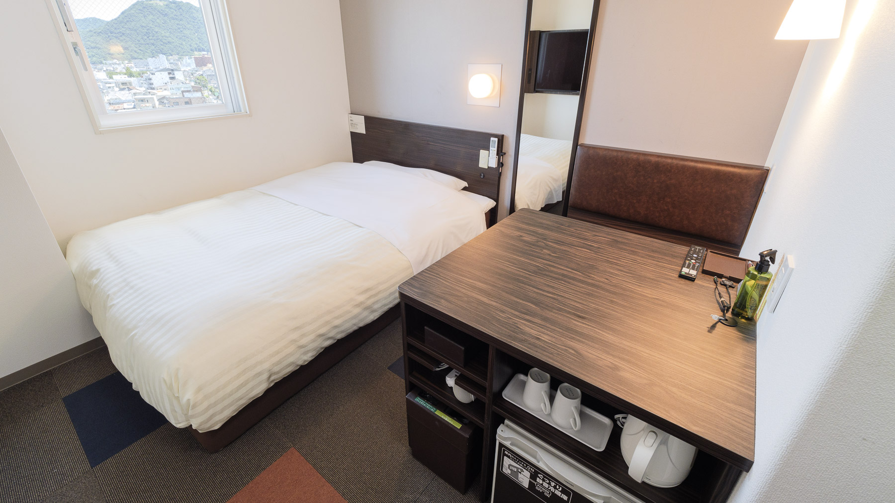 ワイドデスク完備,ベッドサイズ150cm幅