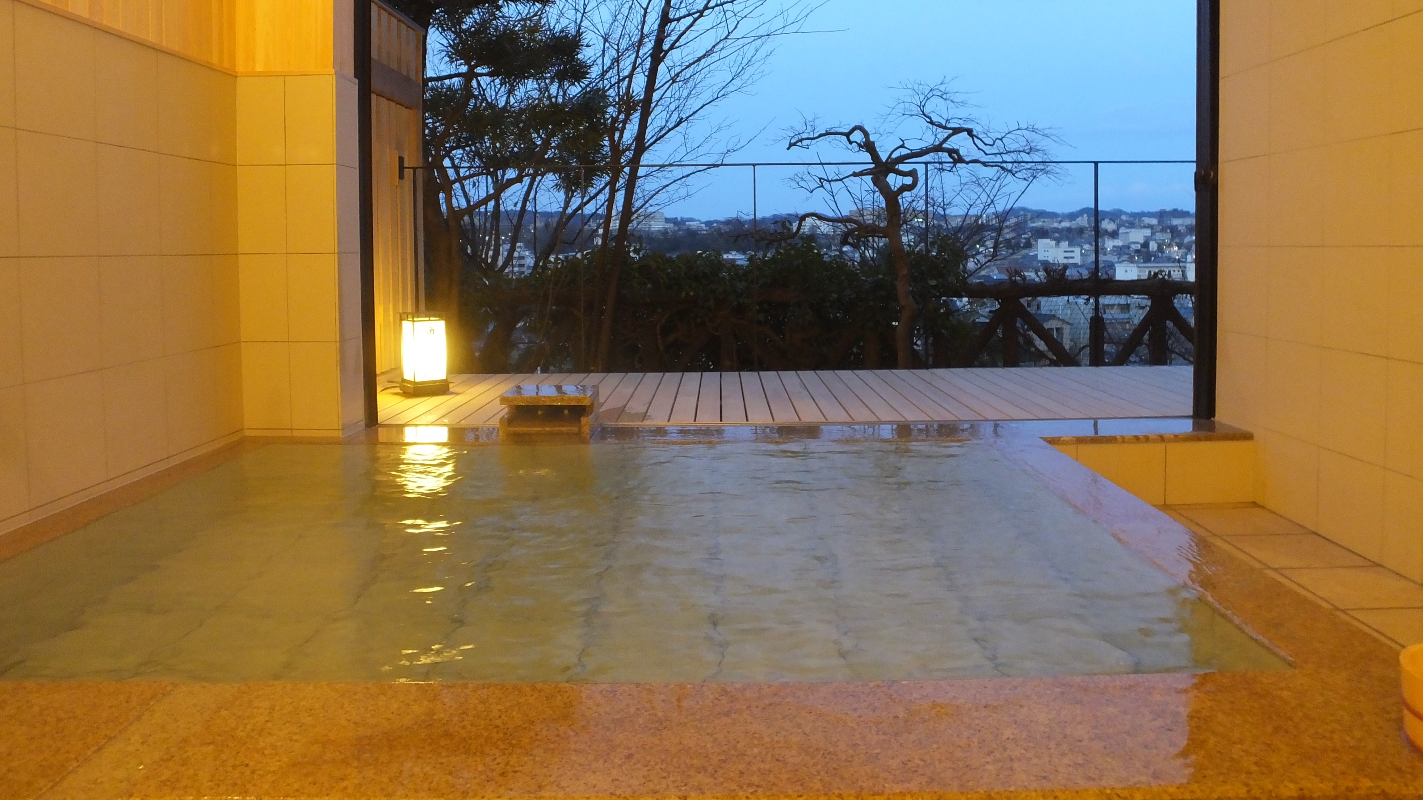 【展望浴場】旅の疲れを湯ったりと癒して、金沢の夜景をご覧いただけます。