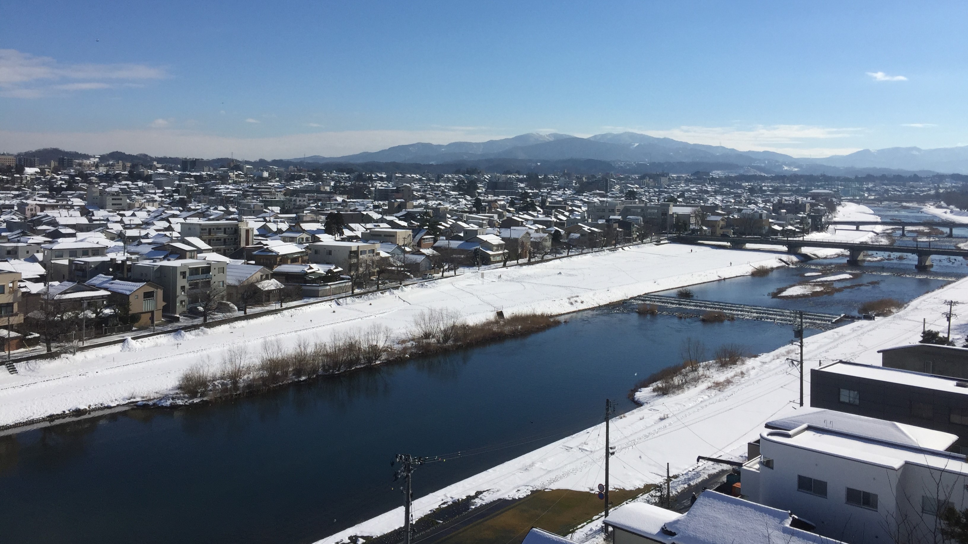 【当館周辺の景色】金沢の中心を流れる犀川。冬は雪景色の風情をお愉しみください。