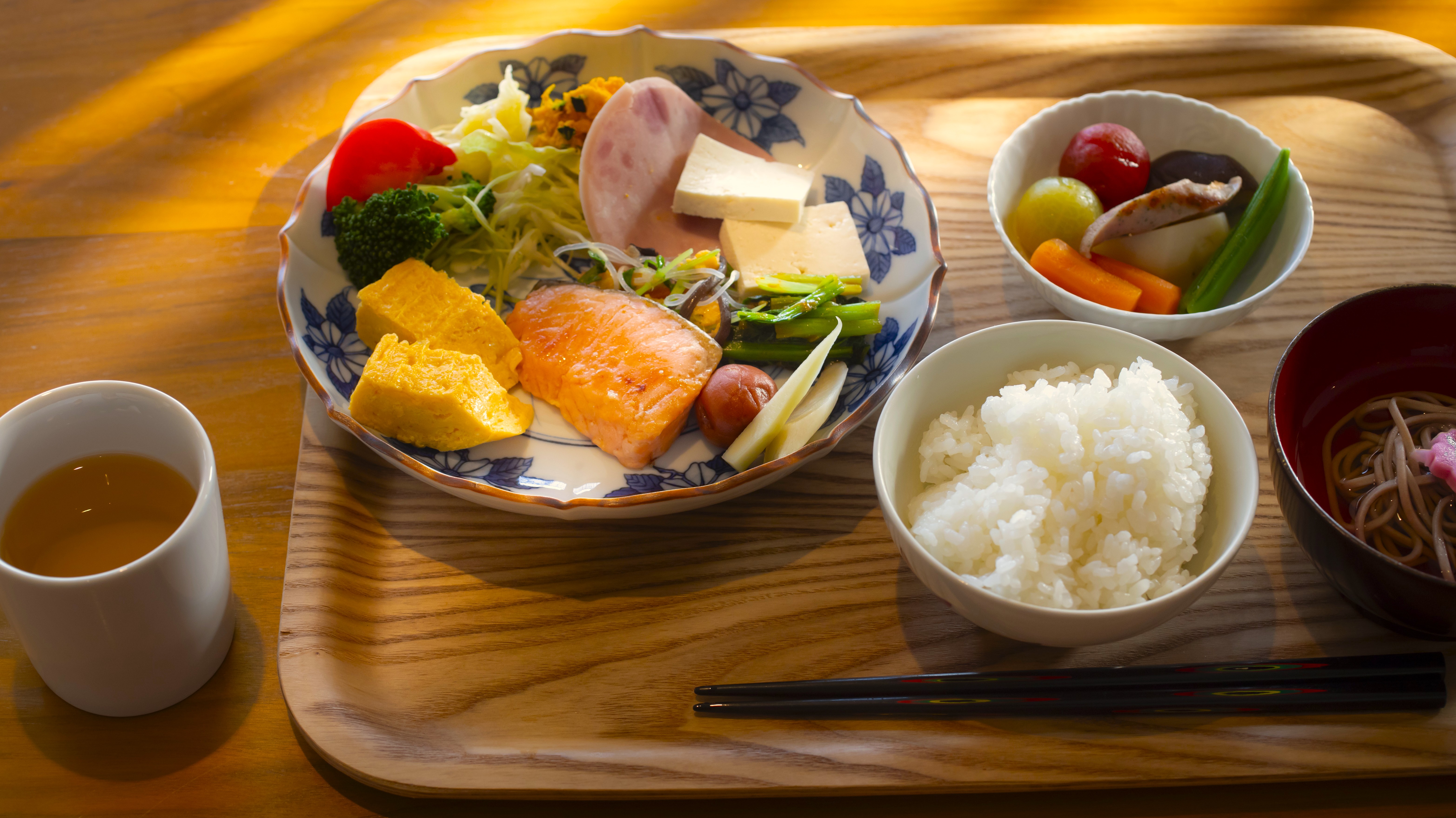 【朝食】石川県にこだわった食材の逸品等を朝食に集め、和・洋食を日替りで基本ブッフェ形式で提供。