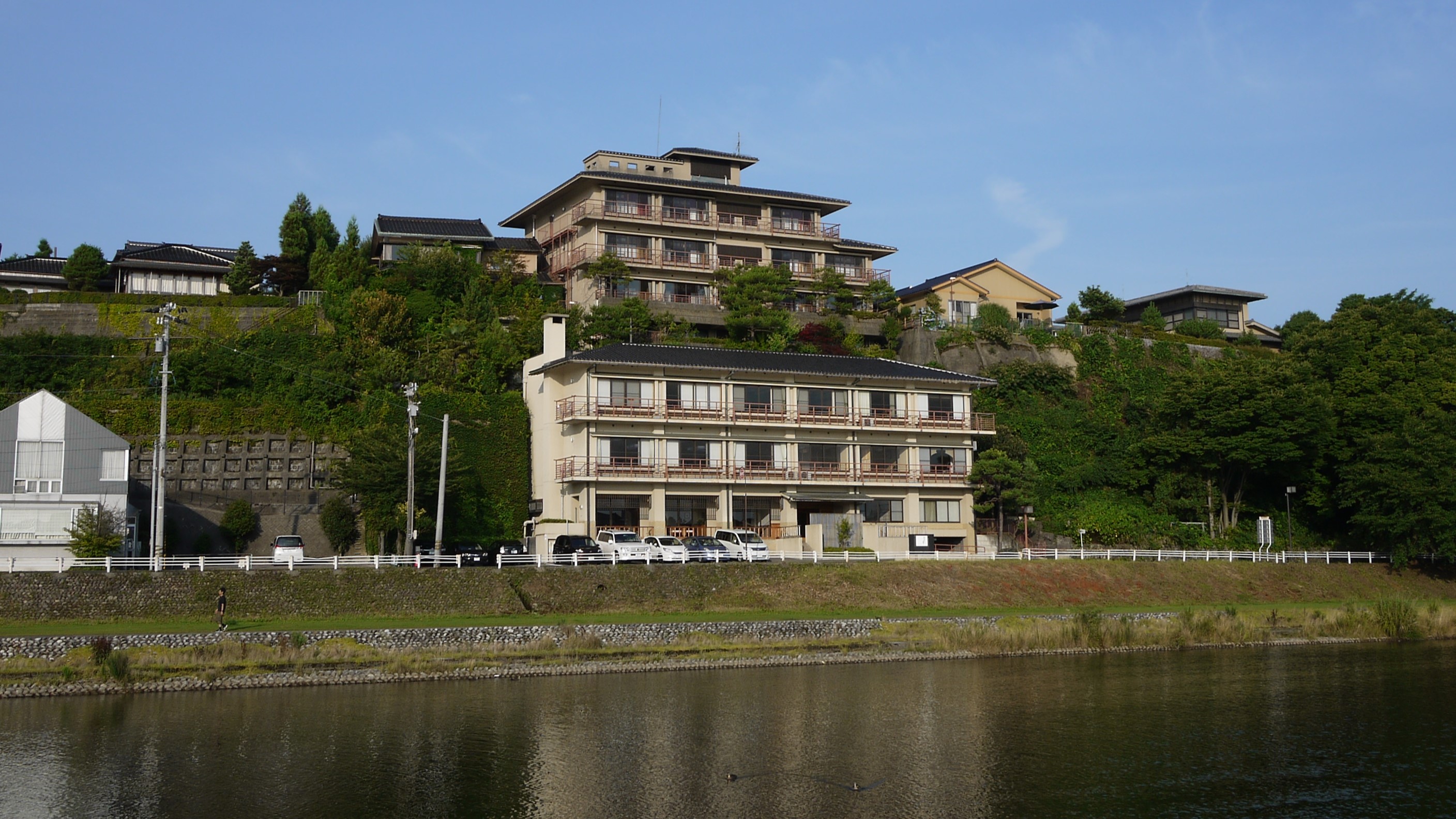 【外観】当館の前を流れる穏やかな犀川を眺めつつ、心やすらぐひとときをお過ごしください。