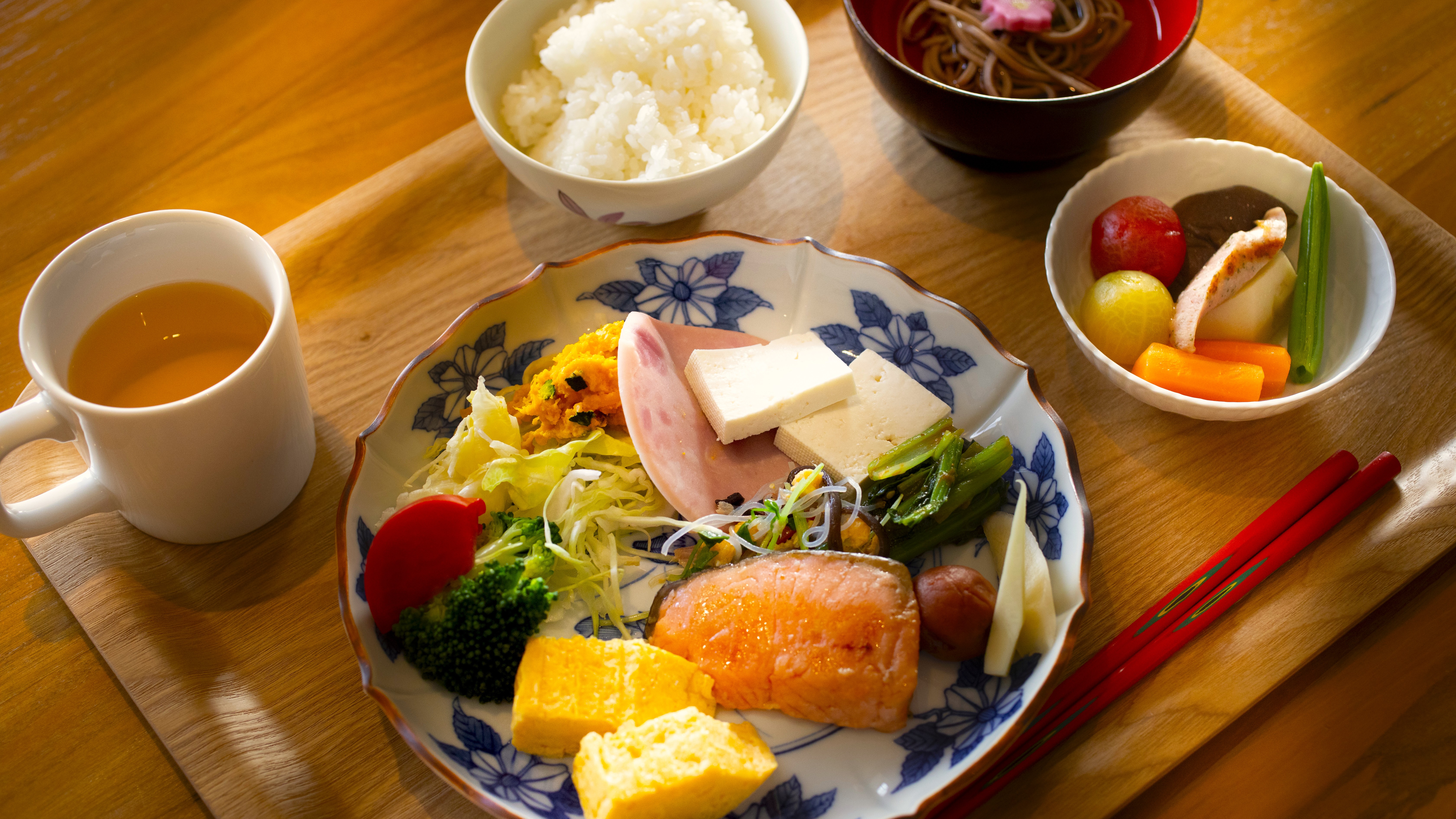 【朝食】石川県にこだわった食材の逸品等を朝食に集め、和・洋食を日替りで基本ブッフェ形式で提供。