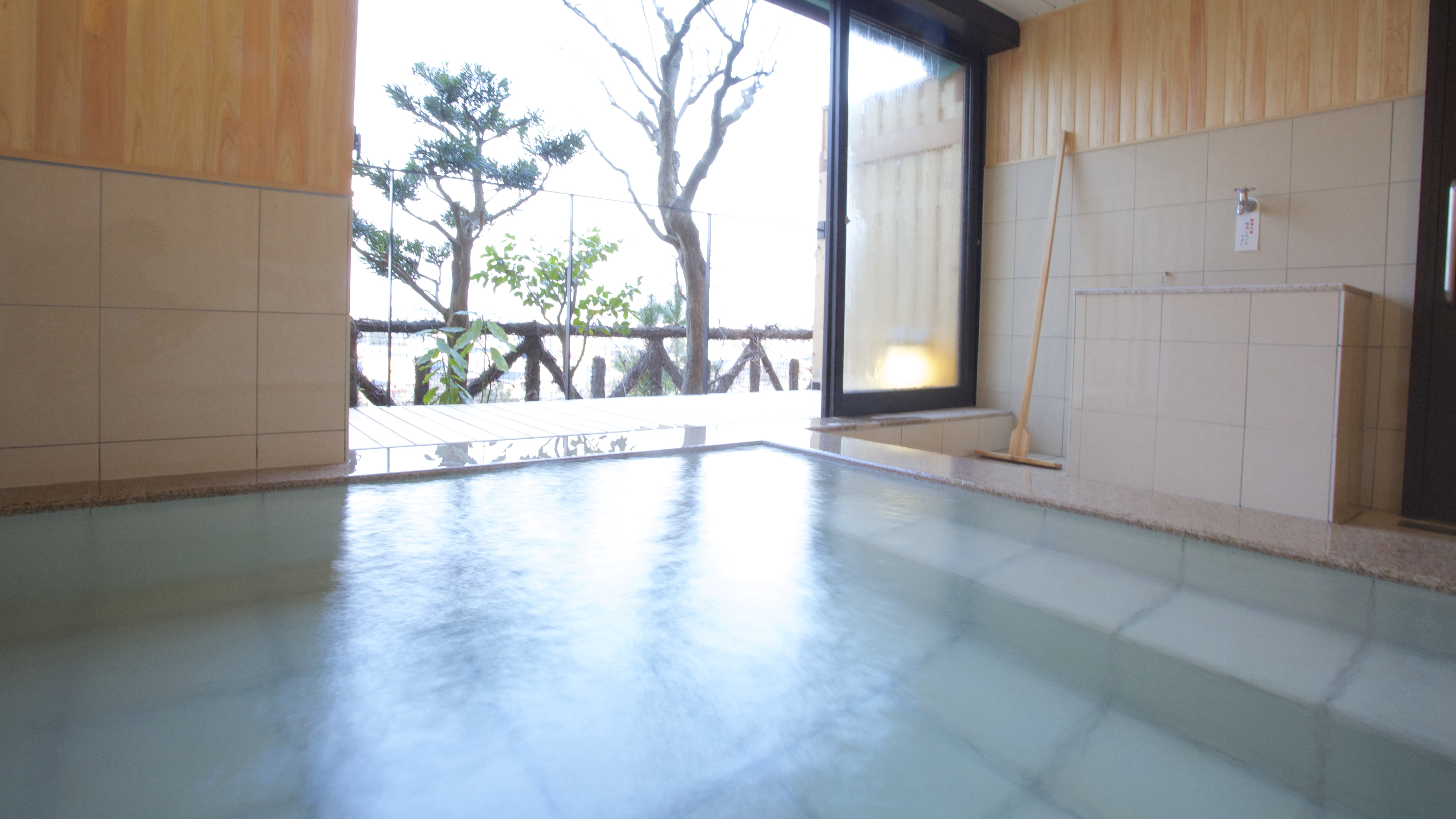 【展望浴場】旅の疲れを湯ったりと癒して、金沢の街並みをご覧いただけます。