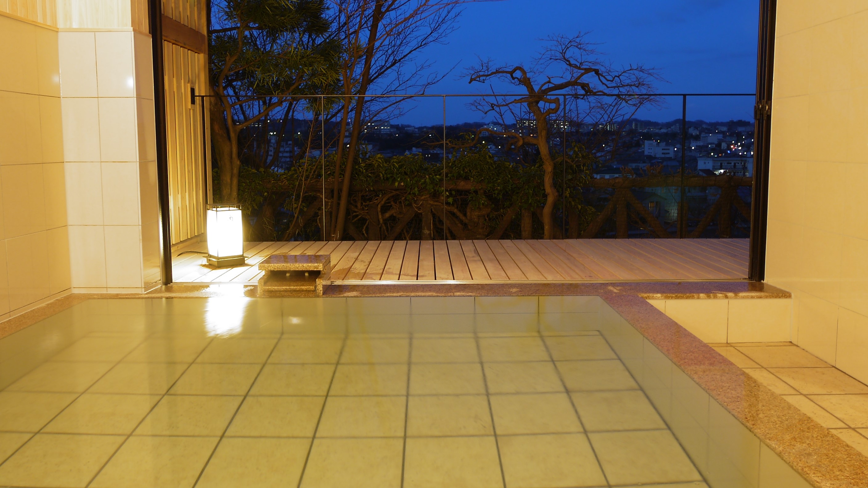 【展望浴場】旅の疲れを湯ったりと癒して、金沢の夜景をご覧いただけます。