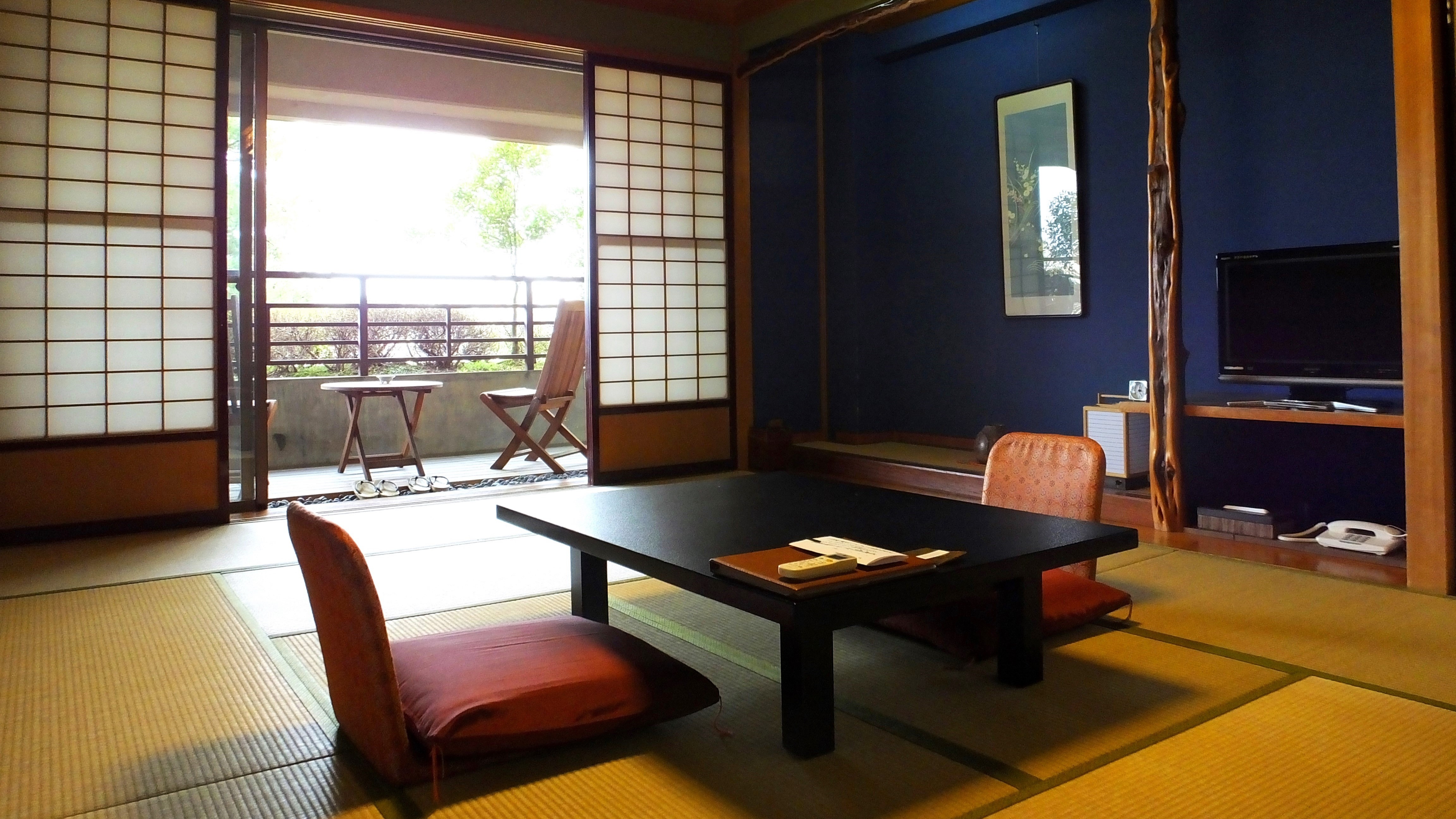 【スタンダード：和室】金沢伝統の渋く落ち着いた群青壁のお部屋です。（1室/2室中）