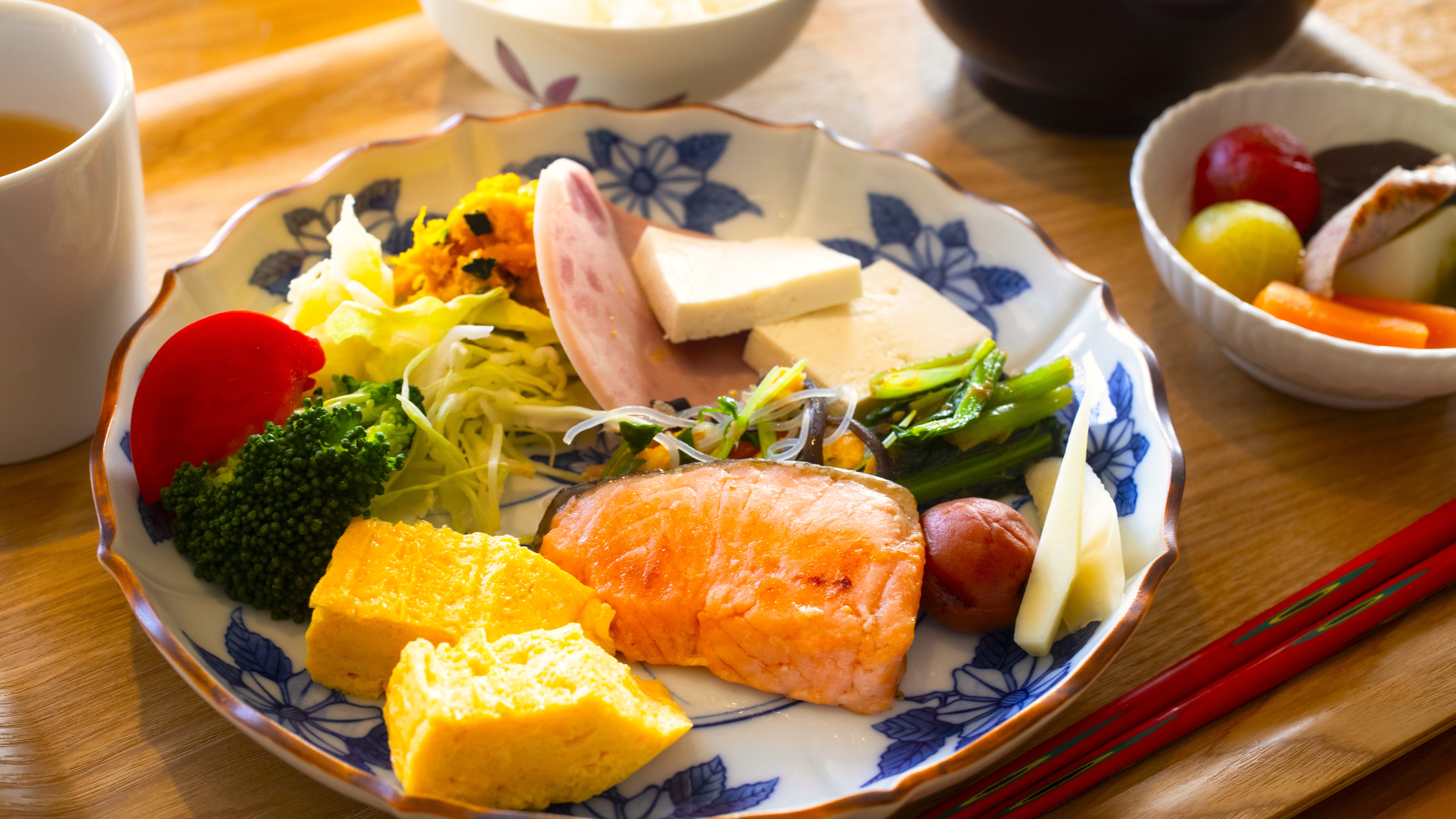 【朝食】石川県にこだわった食材の逸品等を朝食に集め、和・洋食を日替りで基本ブッフェ形式で提供。