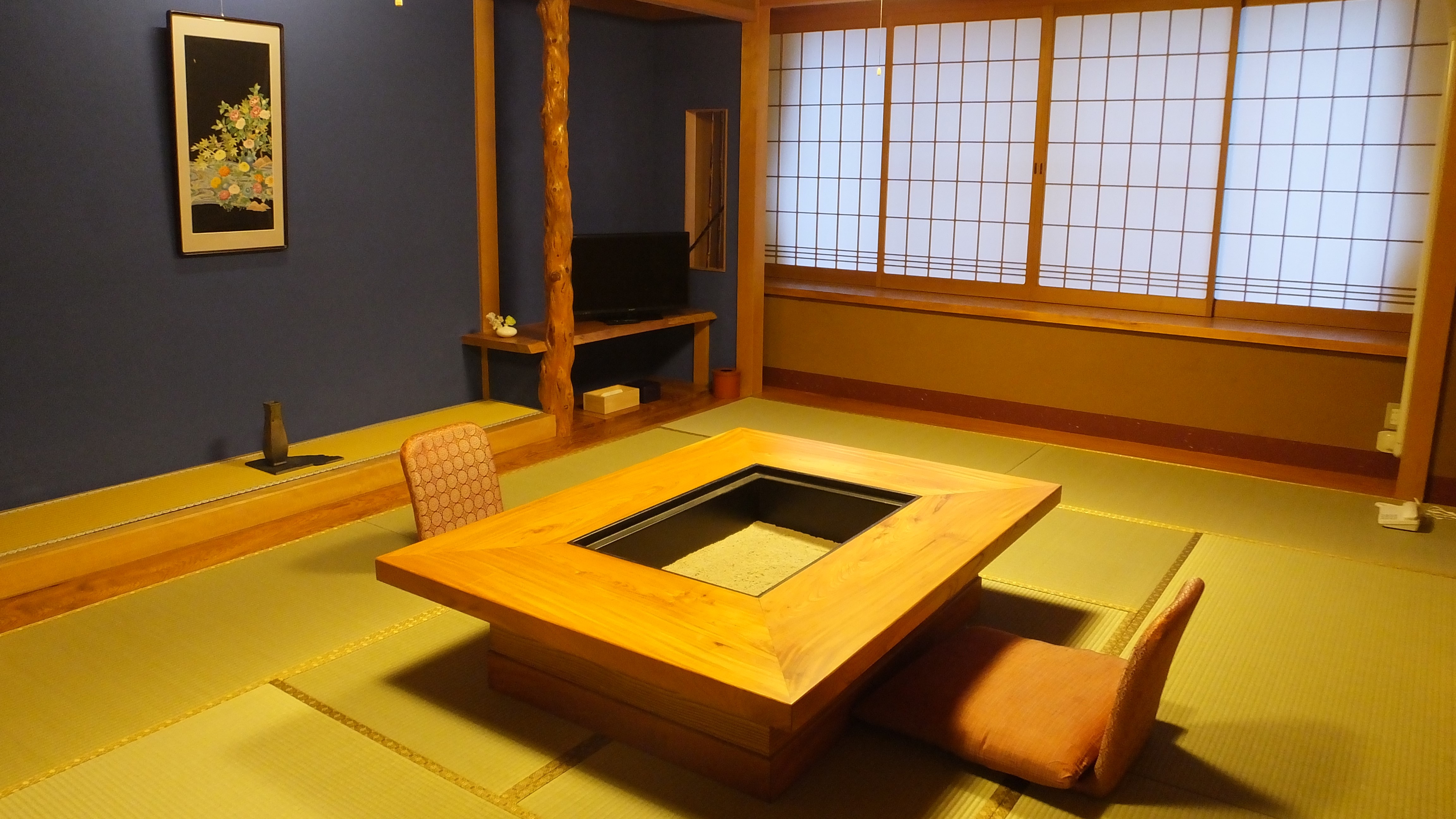【スイート「藤五郎」居間】群青の間に囲炉裏のテーブル。