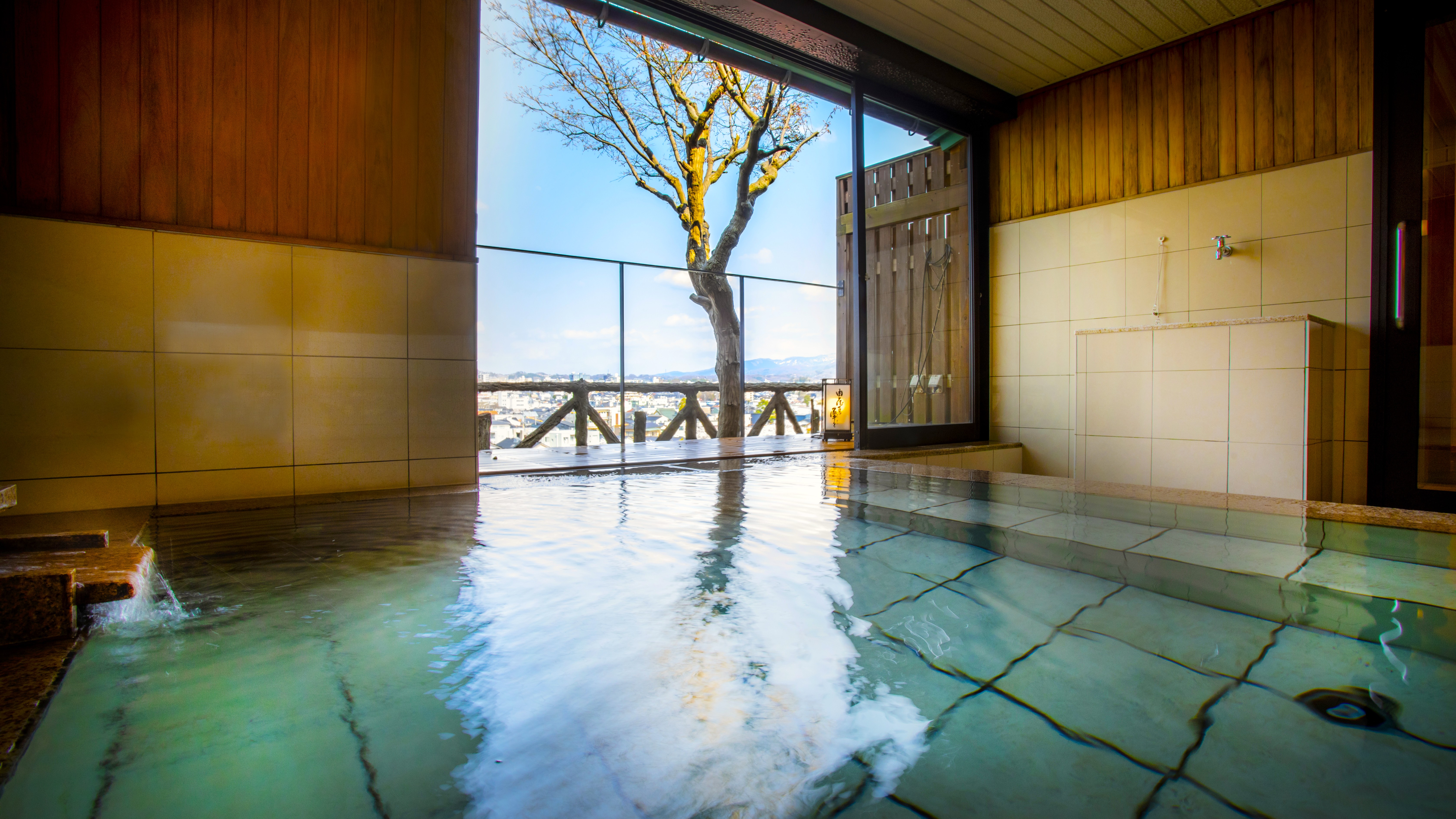 【展望浴場・男湯】旅の疲れを湯ったりと癒して、金沢の情景をご覧いただけます。