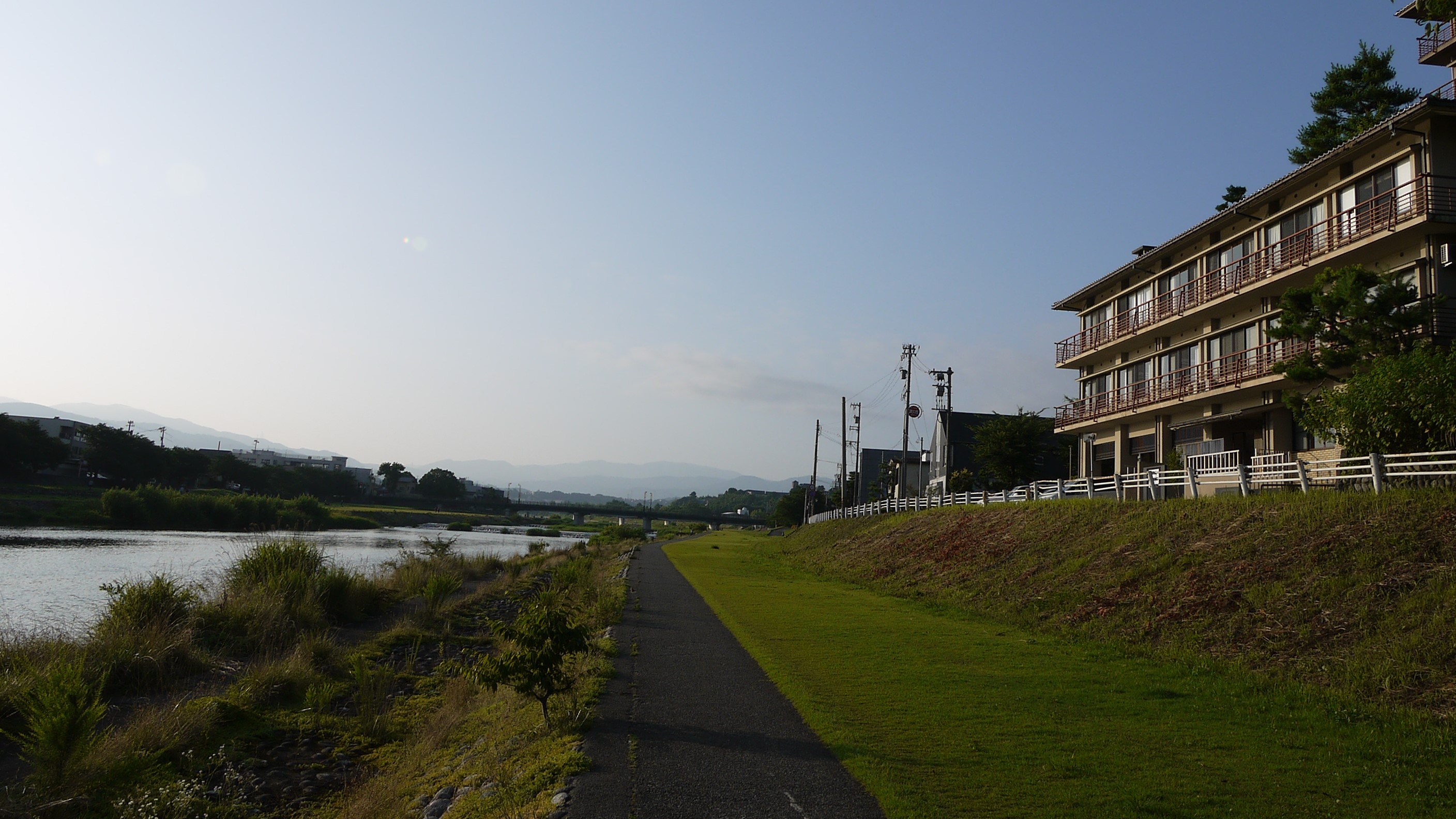 【当館前の景色】金沢の中心を流れる犀川。ランニングやお散歩コースにも最適です。