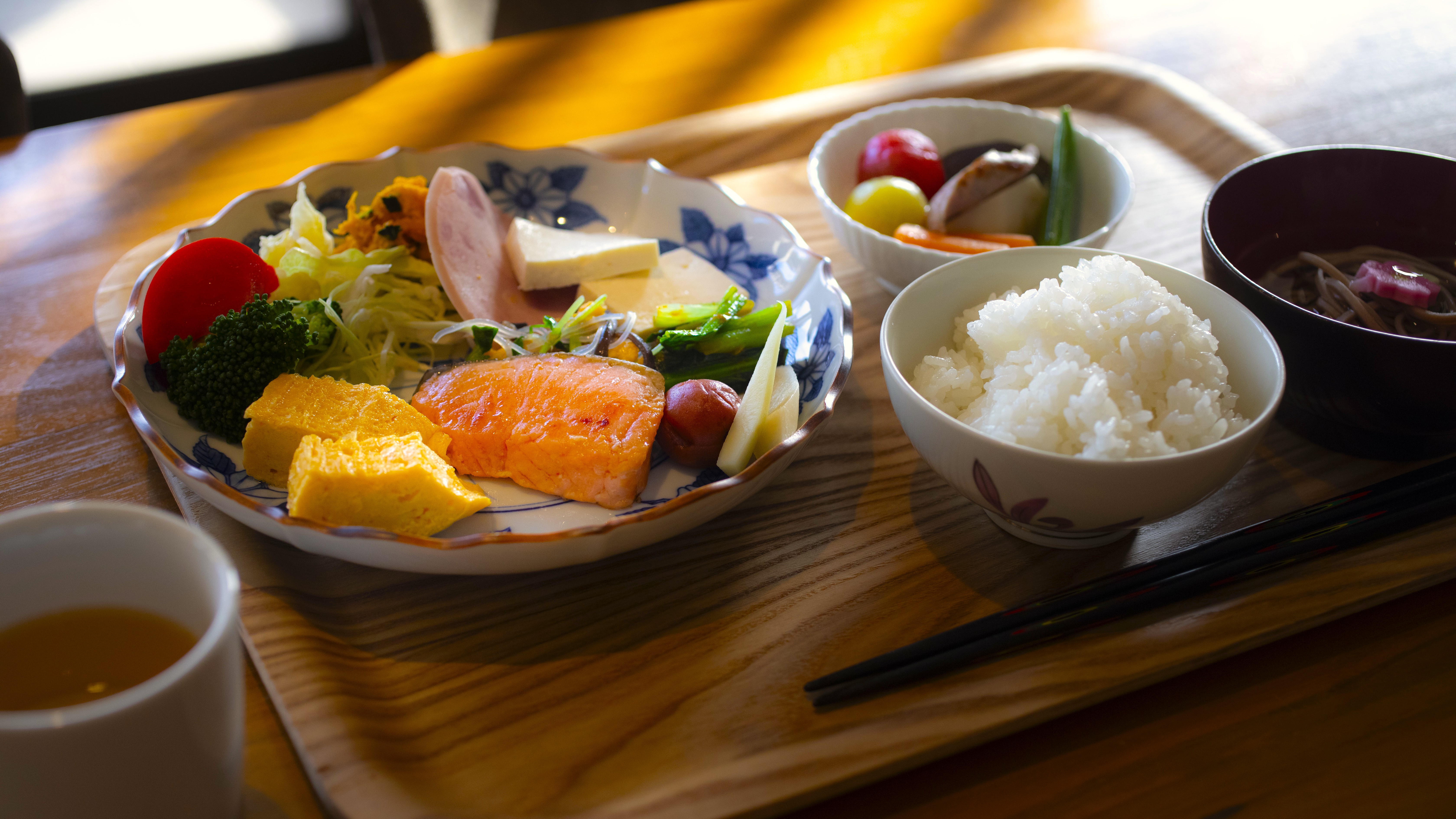 【朝食】石川県にこだわった食材の逸品等を朝食に集め、和・洋食を日替りで基本ブッフェ形式で提供。