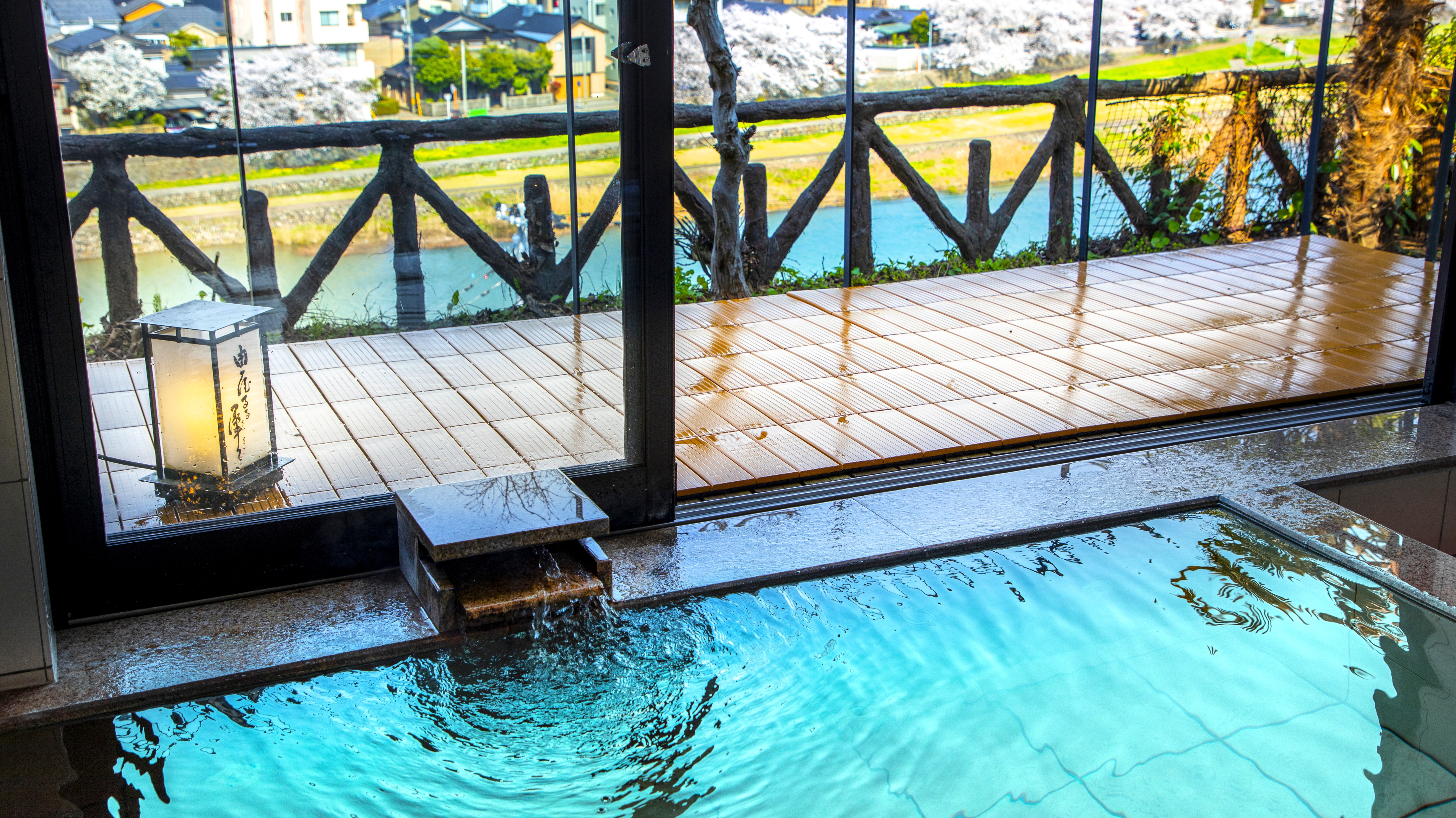 【展望浴場・女湯】旅の疲れを湯ったりと癒して、金沢の情景をご覧いただけます。
