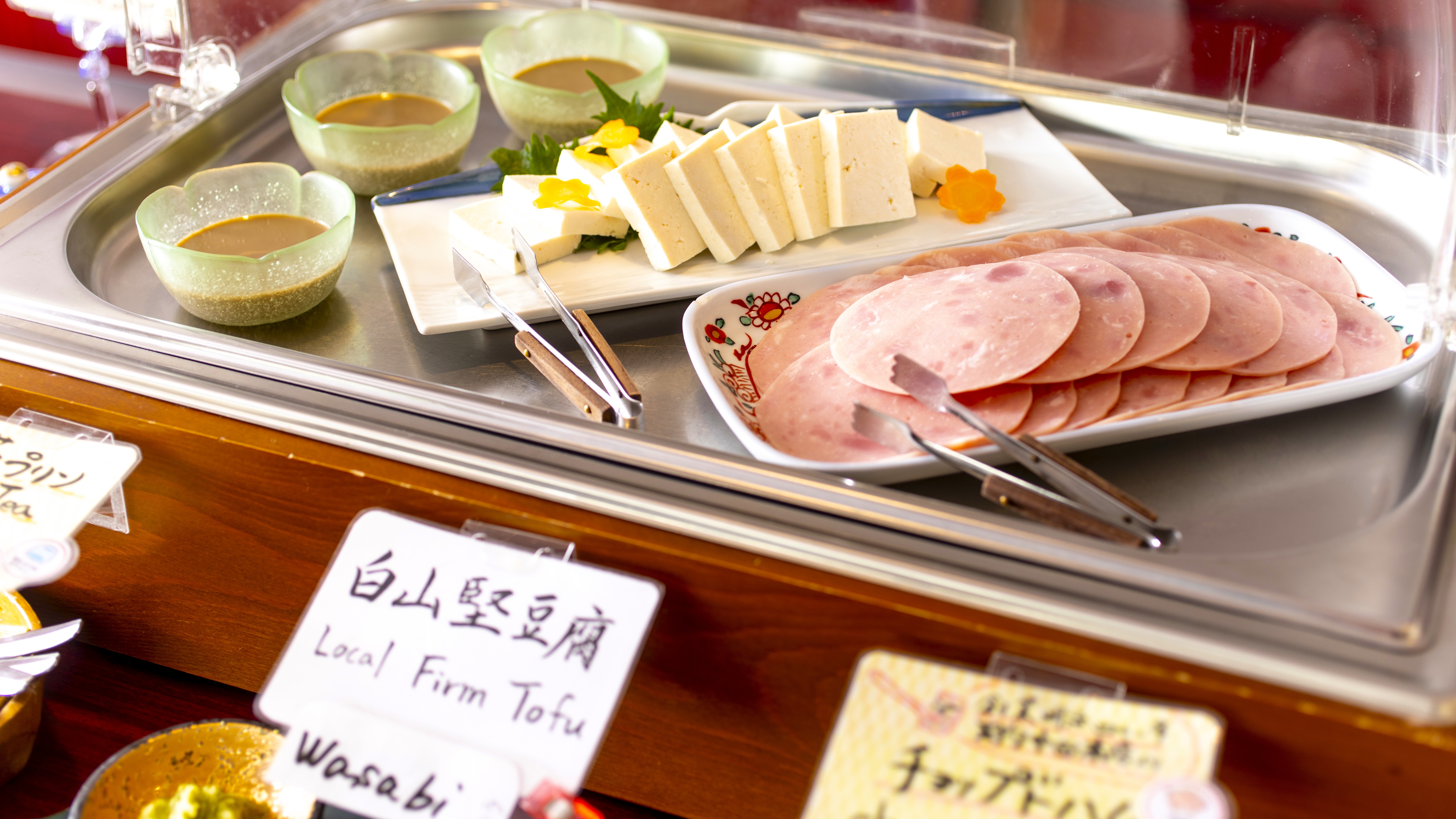【朝食】石川県にこだわった食材の逸品等を朝食に集め、和・洋食を日替りで基本ブッフェ形式で提供。