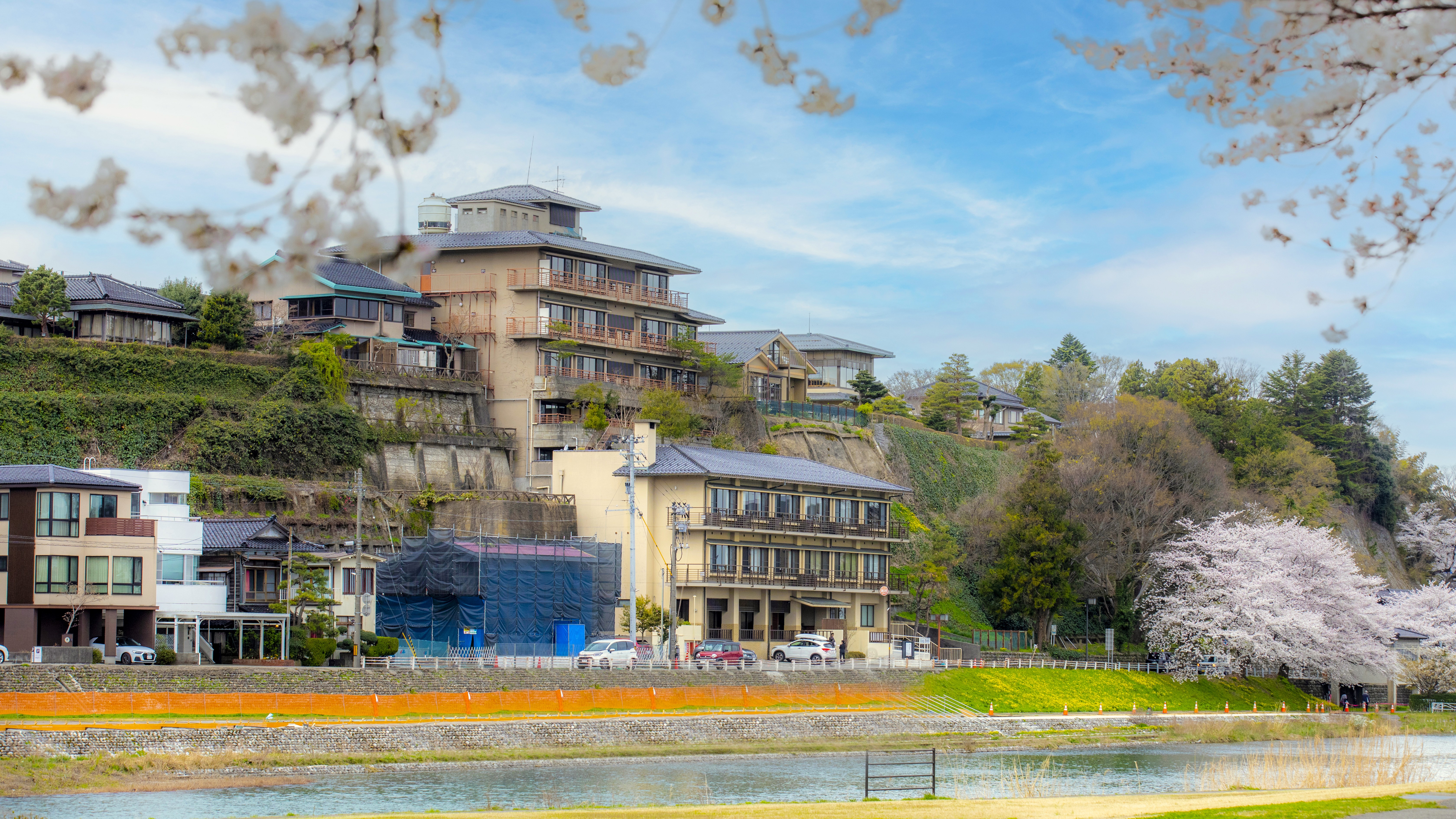 【外観】春の金沢は桜が美しく、3月末から4月上旬にかけて、桜を愛でながら、当館の前を流れる犀川を…