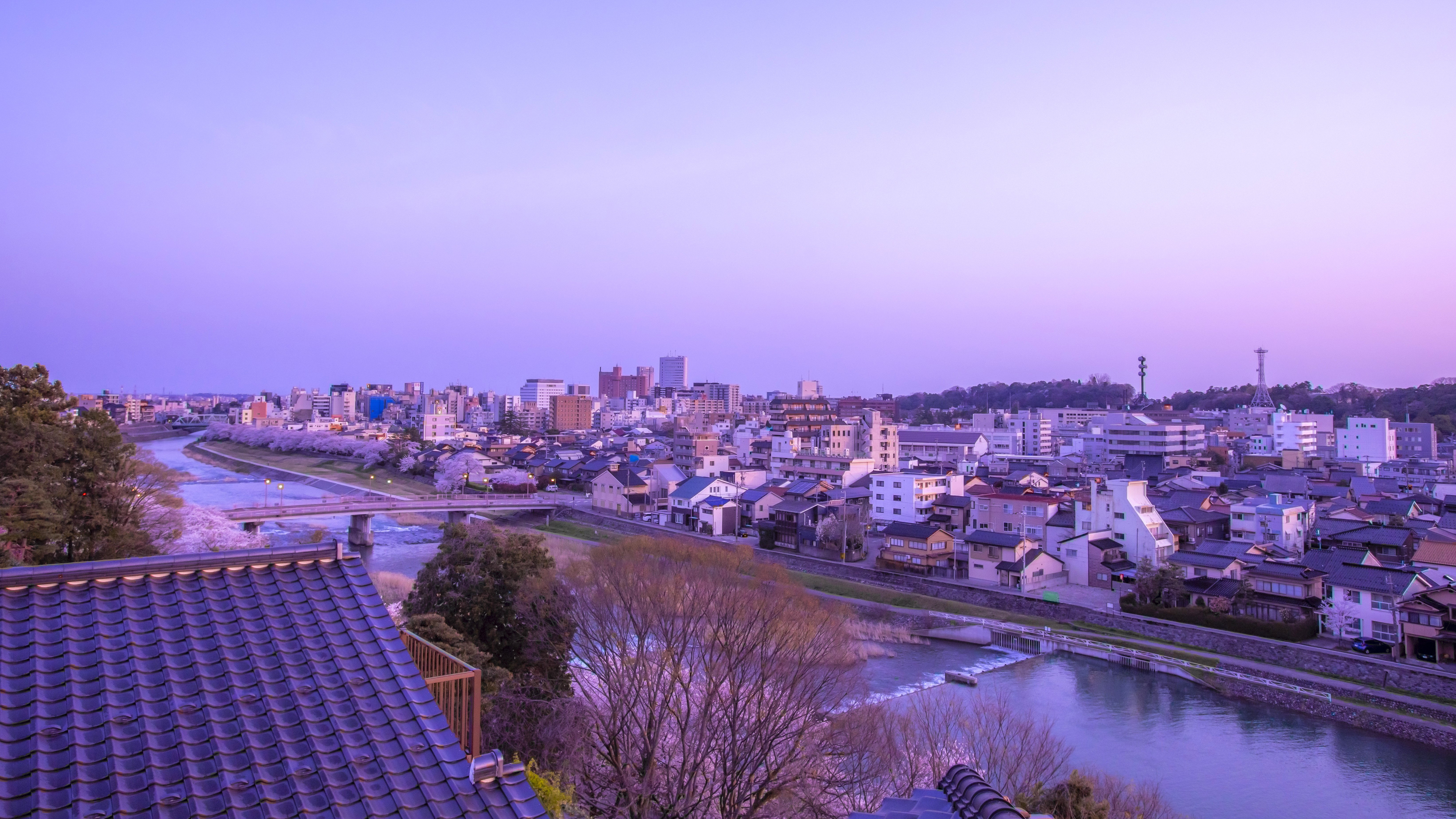 【当館からの風景】金沢の中心を流れる犀川のほとりに佇む旅館。刻一刻と変わる金沢の情景を…