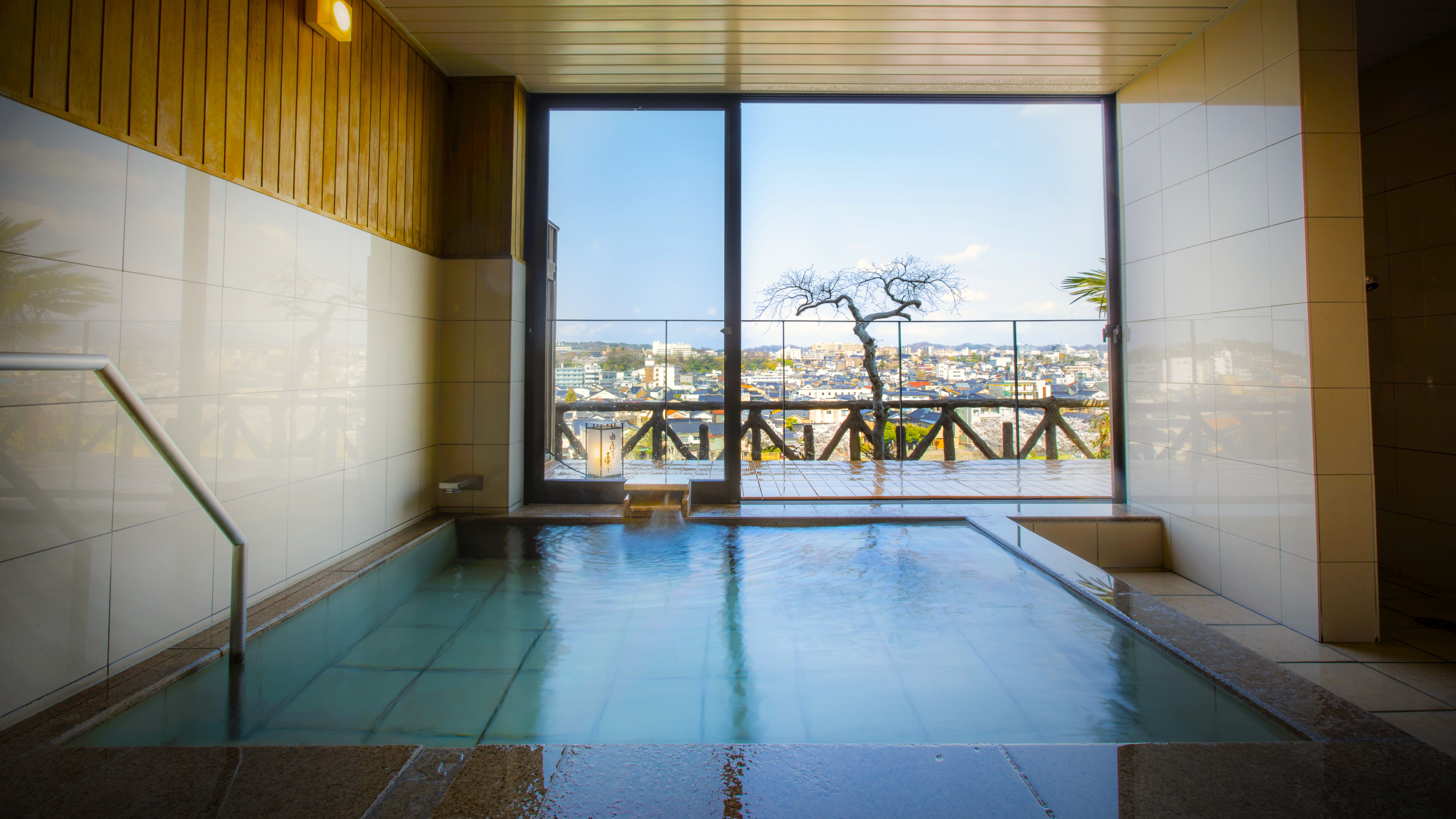 【展望浴場・女湯】旅の疲れを湯ったりと癒して、金沢の情景をご覧いただけます。