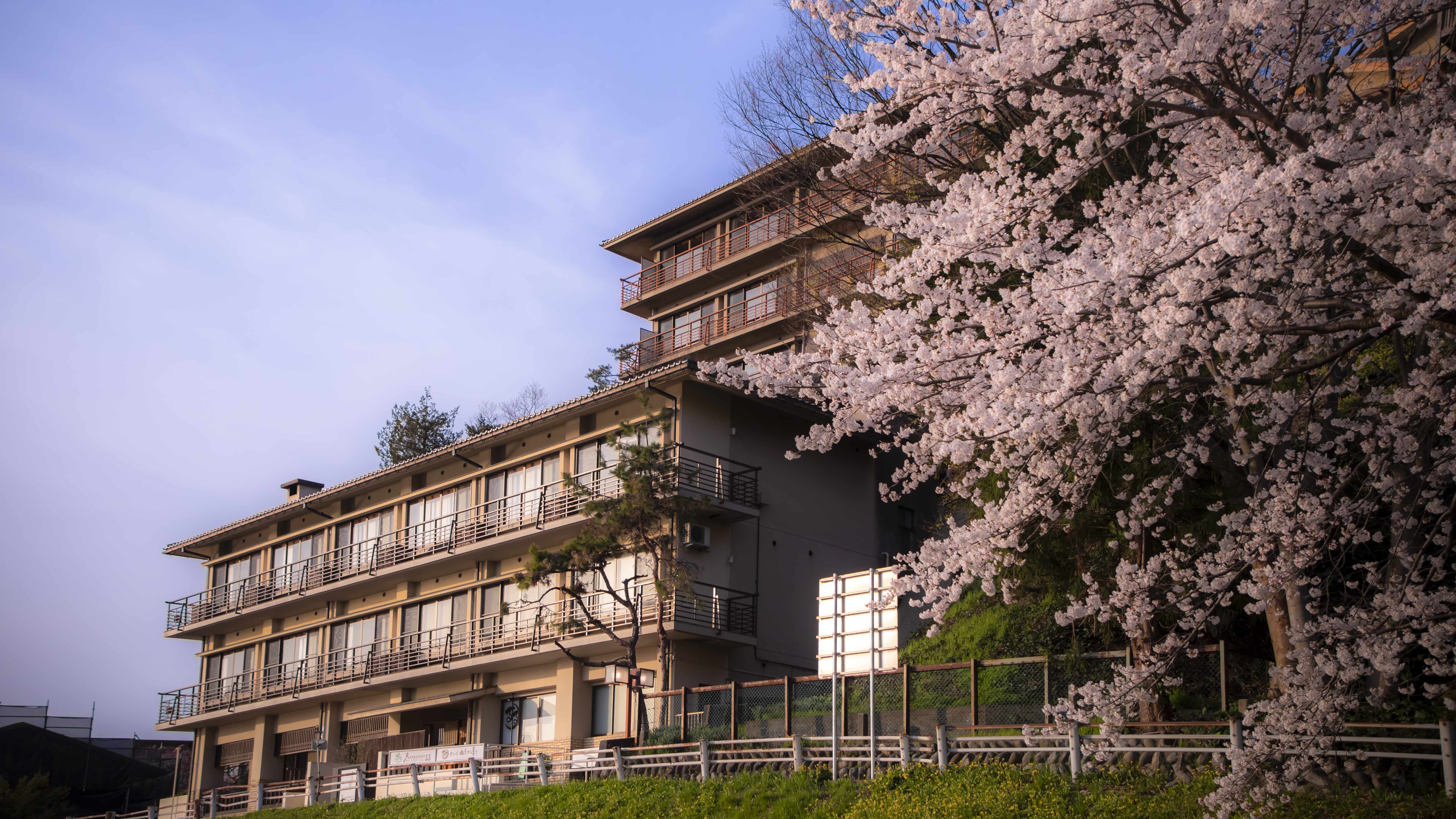 【外観】春の金沢は桜が美しく、3月末から4月上旬にかけて、桜を愛でながら、当館の前を流れる犀川を…