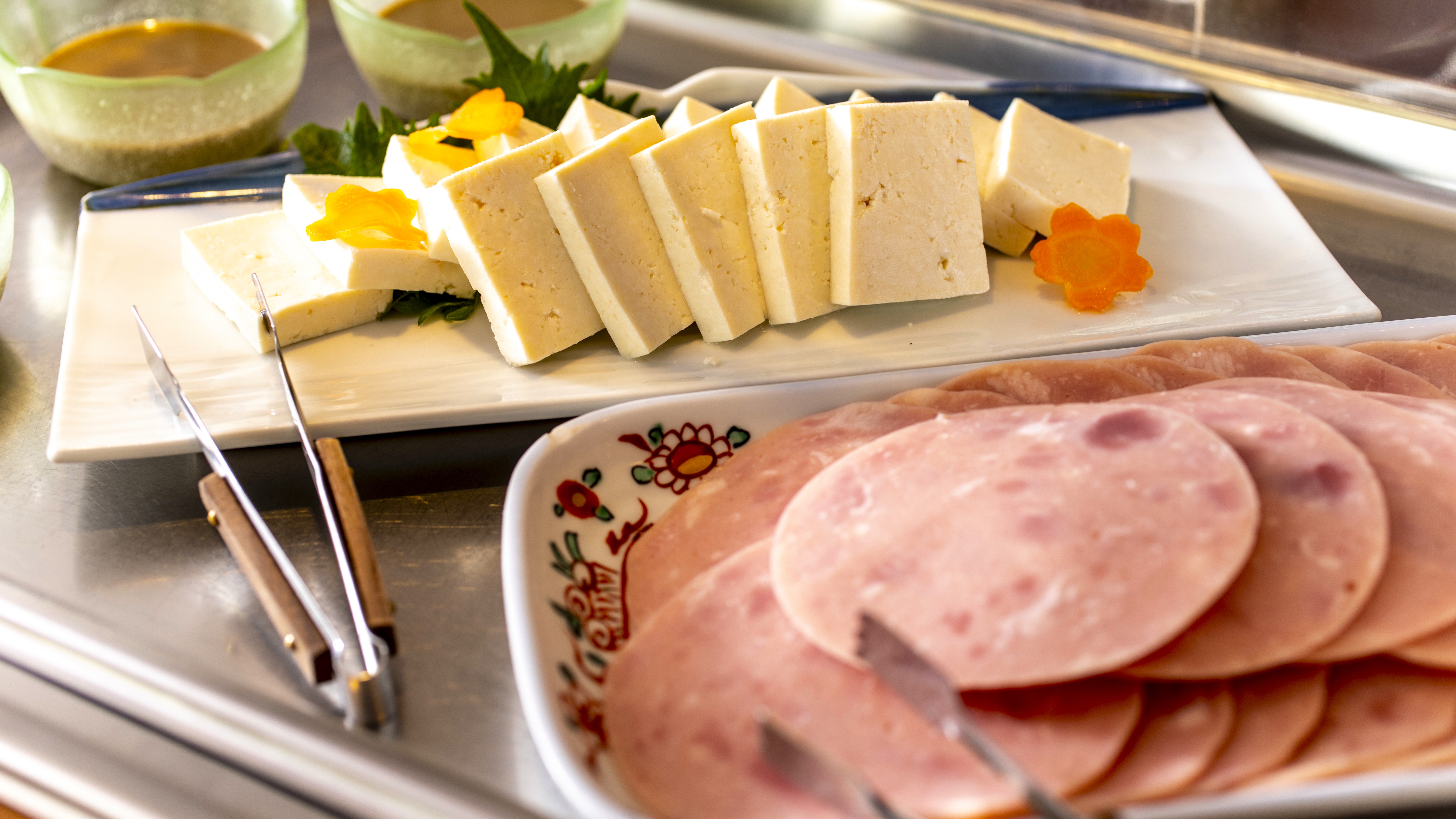 【朝食】石川県にこだわった食材の逸品等を朝食に集め、和・洋食を日替りで基本ブッフェ形式で提供。