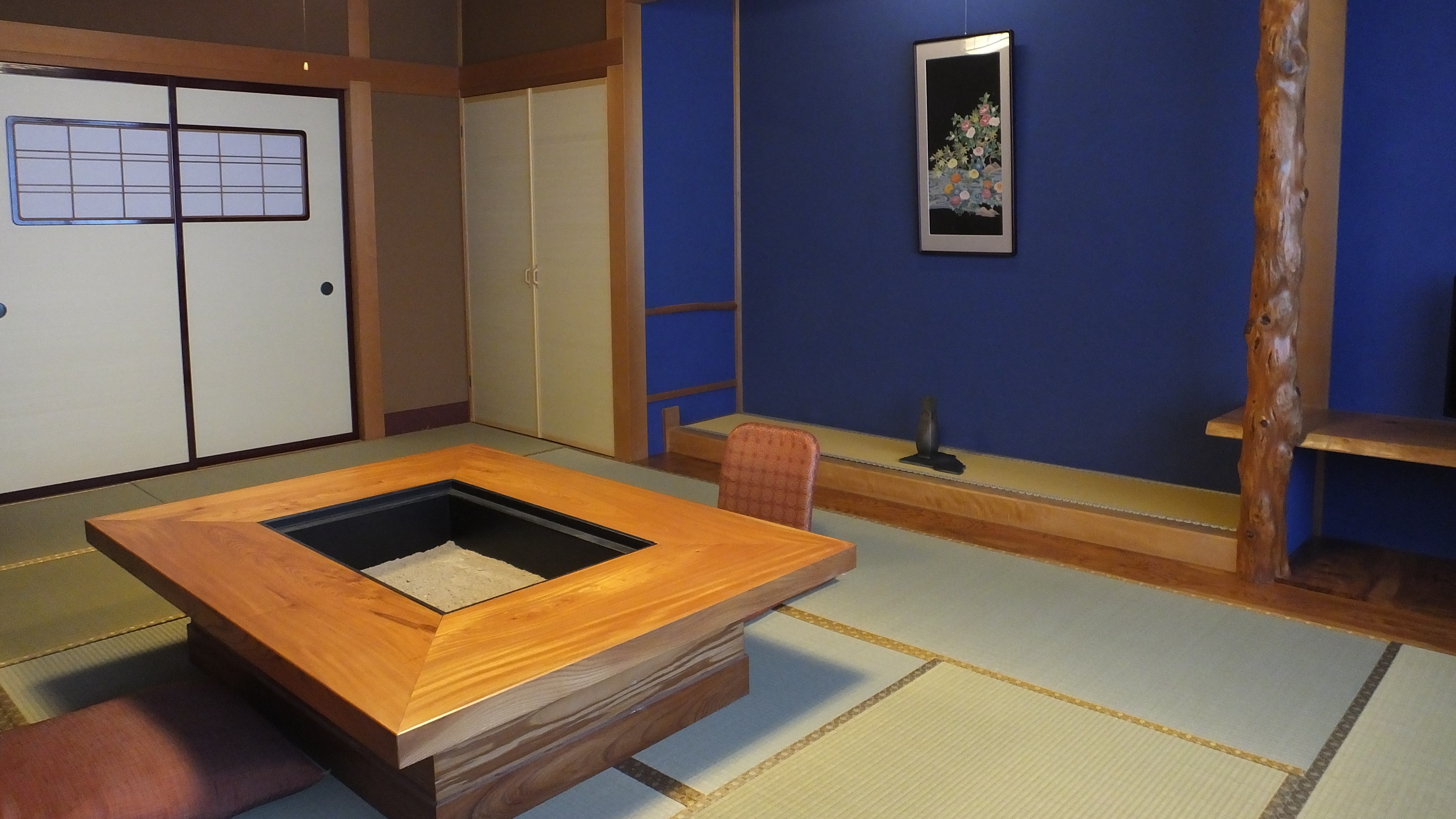 【スイート「古代紫」居間】12畳が二間続いたお部屋。群青色の床の間に加賀友禅の軸を掛けました。