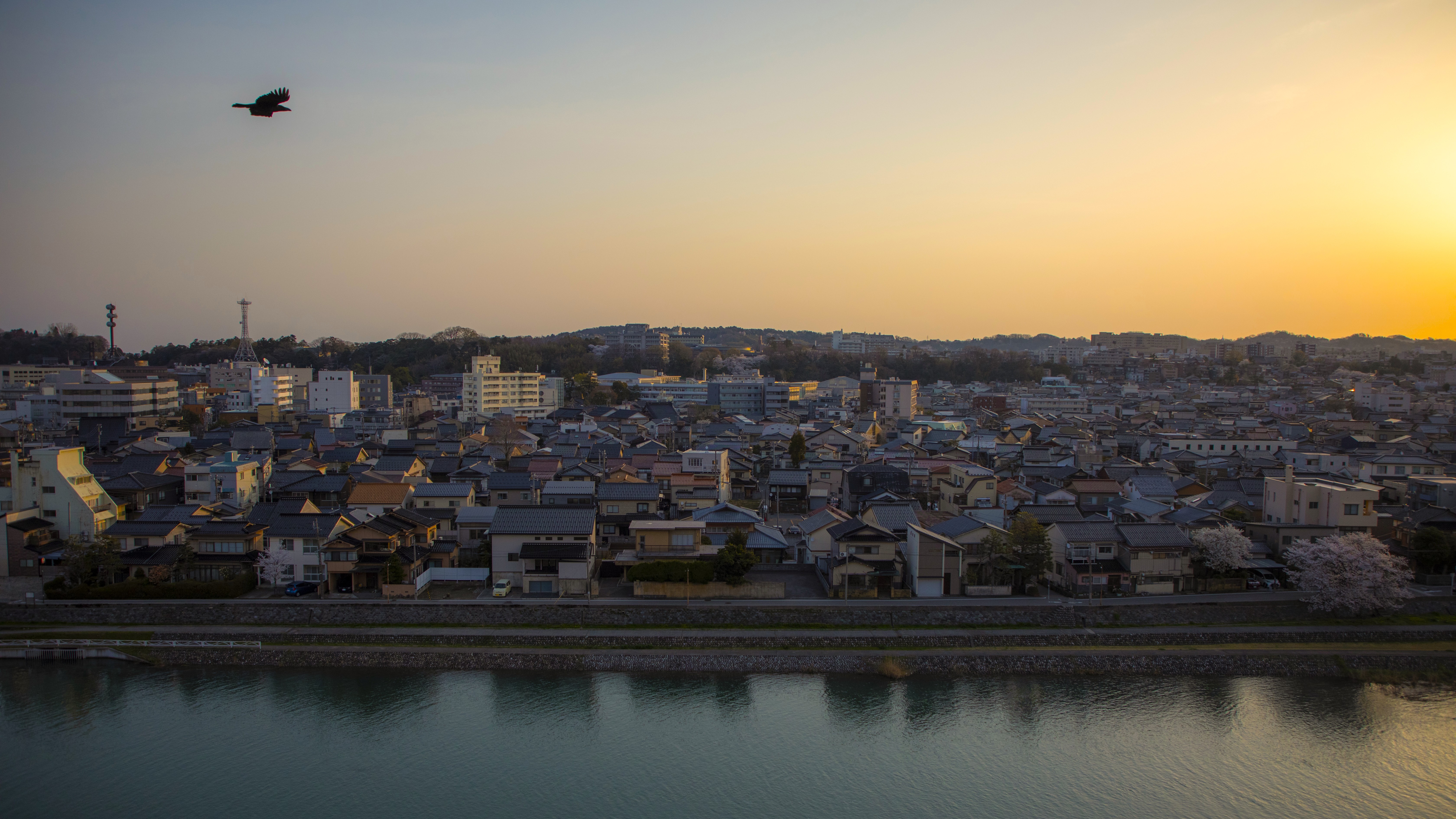 【当館からの風景】金沢の中心を流れる犀川のほとりに佇む旅館。刻一刻と変わる金沢の情景を…