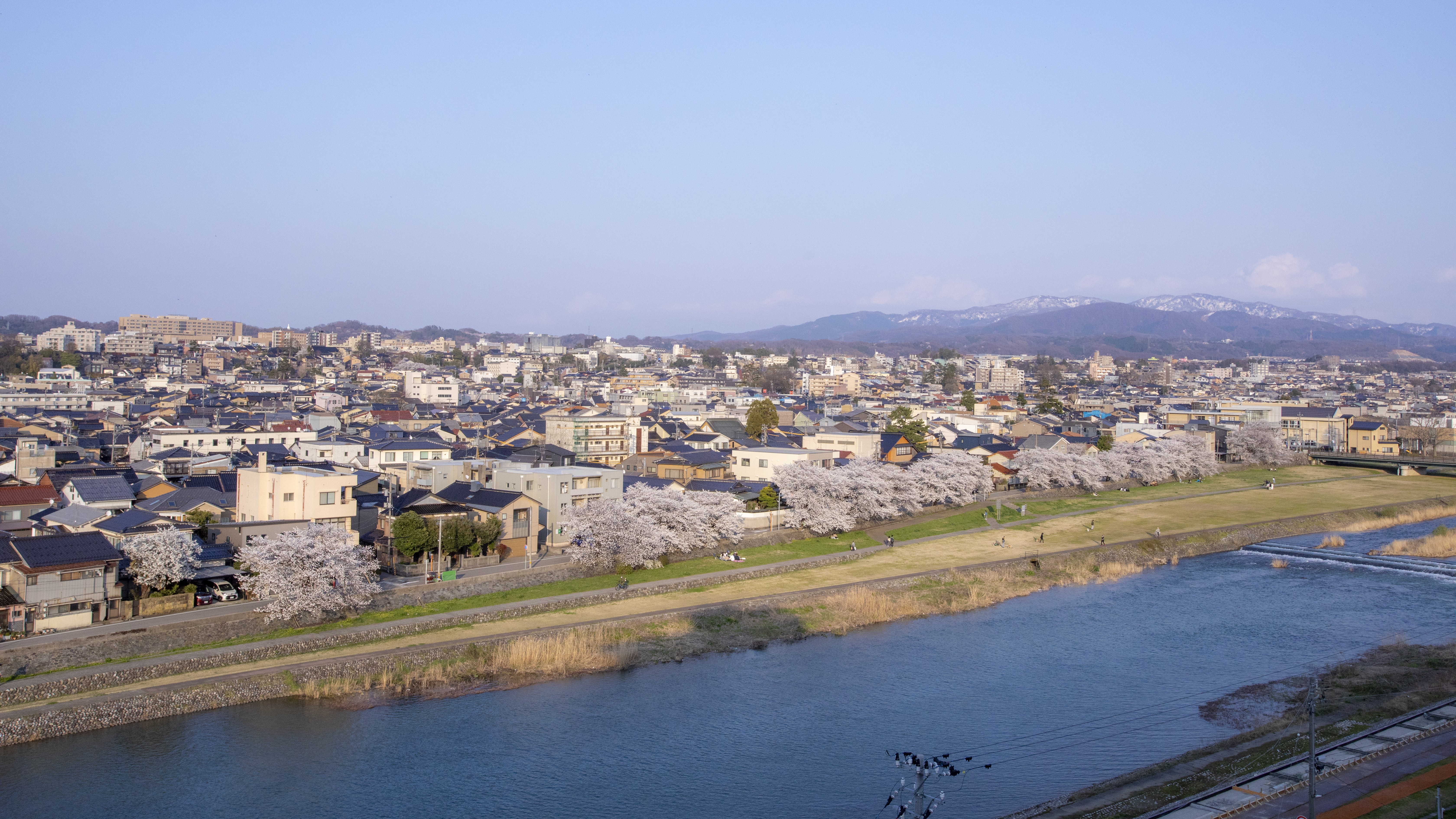 【当館からの風景】金沢の中心を流れる犀川のほとりに佇む旅館。刻一刻と変わる金沢の情景を…