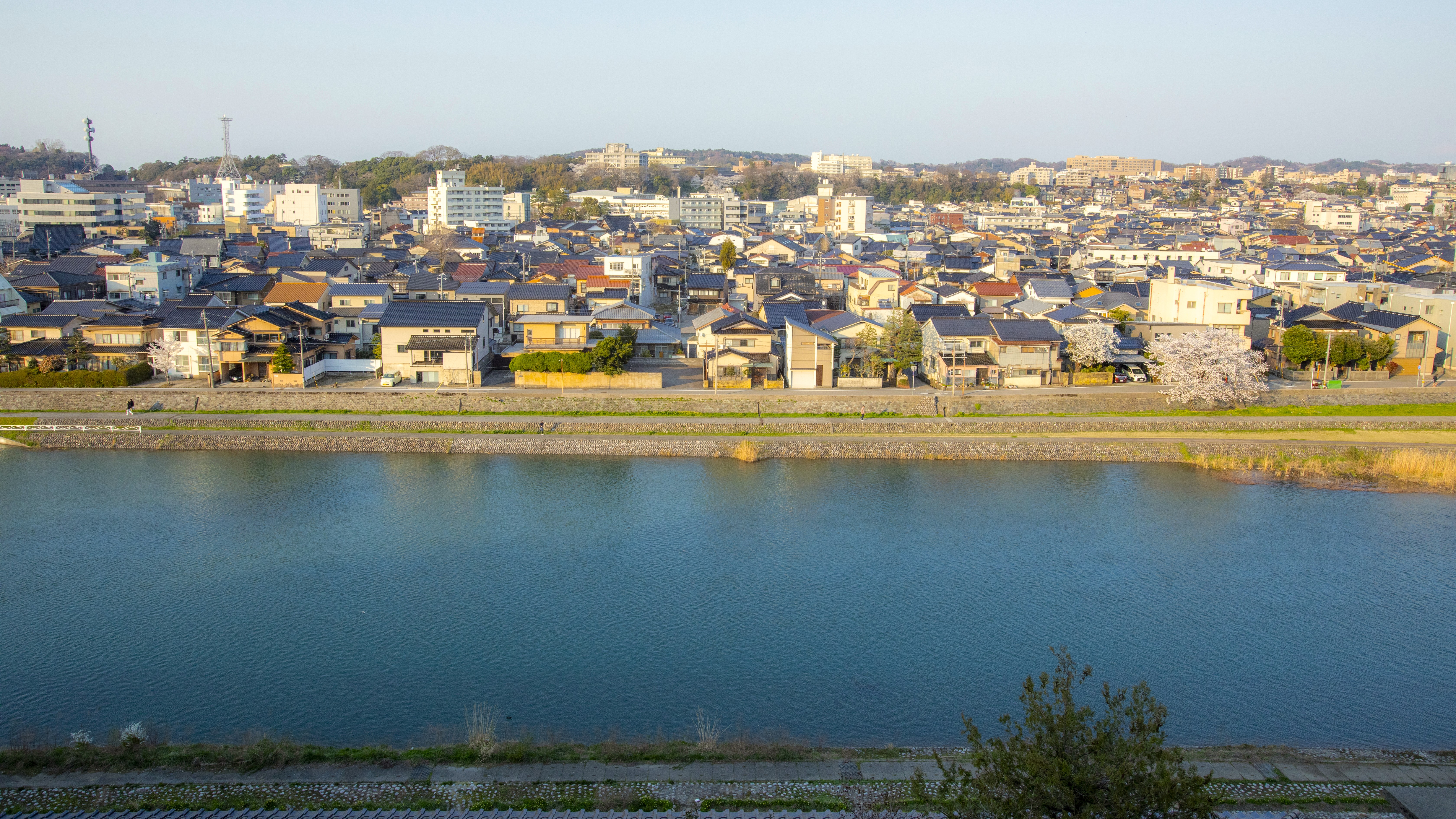 【当館からの風景】金沢の中心を流れる犀川のほとりに佇む旅館。刻一刻と変わる金沢の情景を…