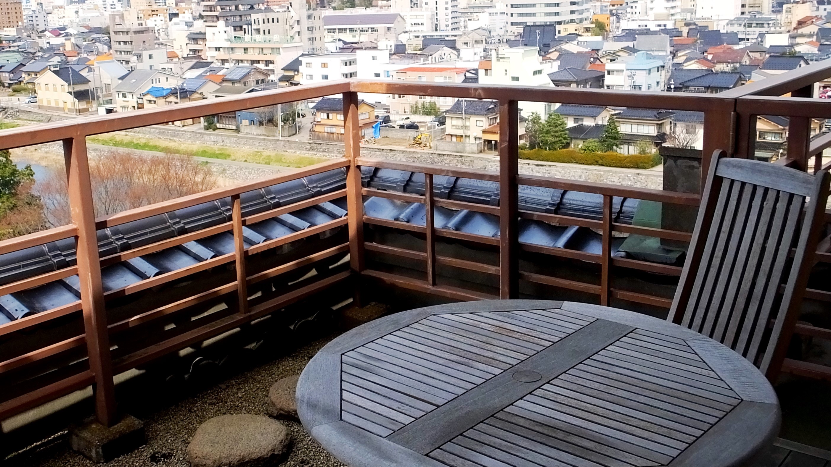 【スタンダード「和室」ウッドテラス】金沢の町並み、犀川の流れを望めます。
