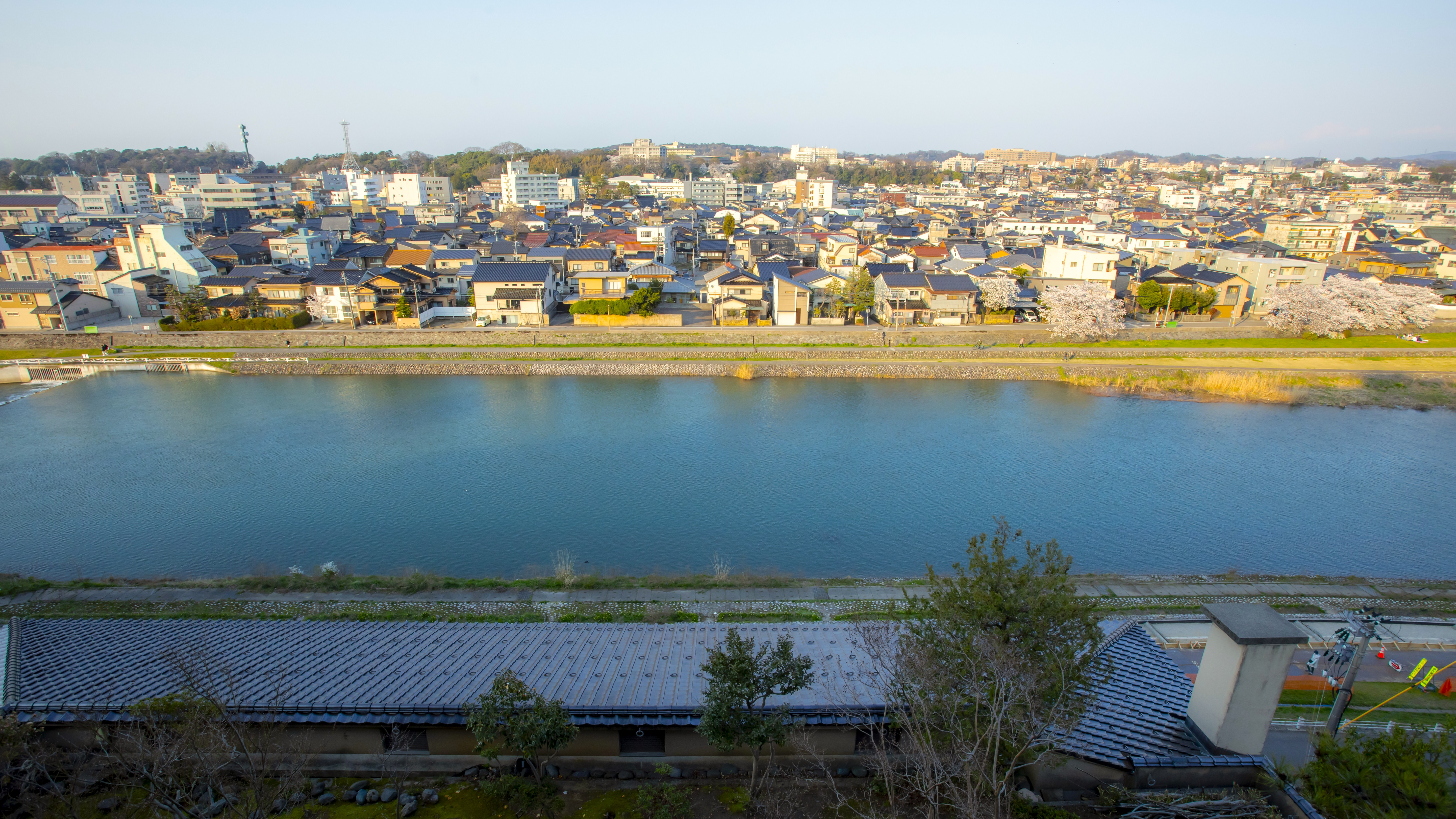 【当館からの風景】金沢の中心を流れる犀川のほとりに佇む旅館。刻一刻と変わる金沢の情景を…