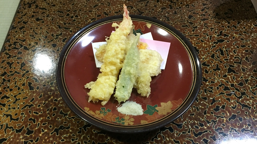 *夕食一例/季節の旬菜、海鮮を天ぷらでサクッと軽く。揚げたてをご賞味ください！